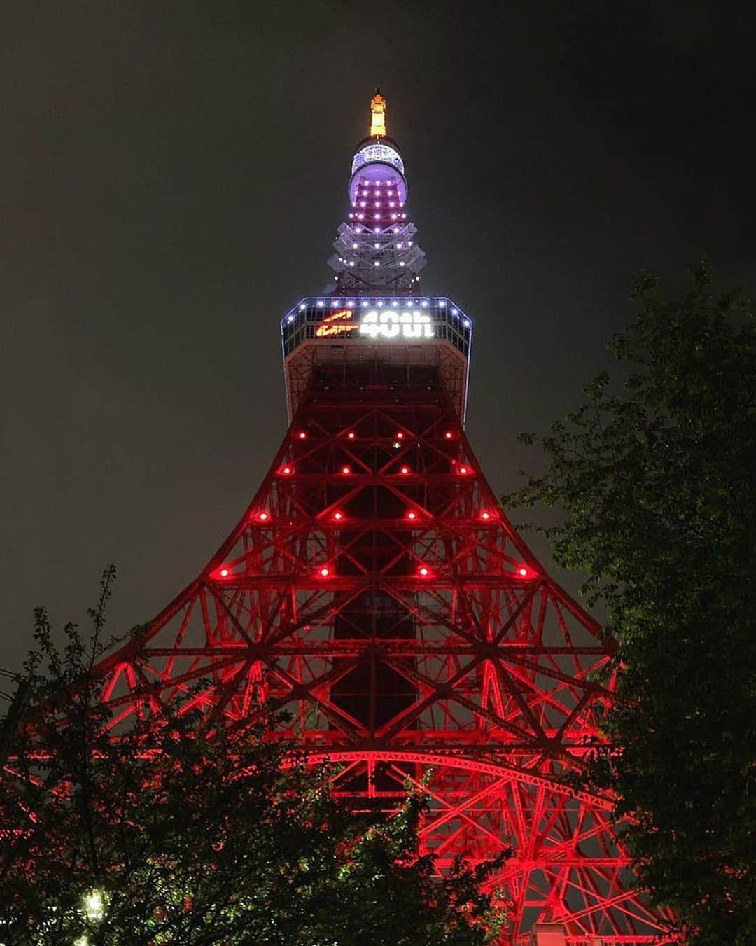 東京タワーさんのインスタグラム写真 - (東京タワーInstagram)「. 4月12日（木）は G-SHOCK 誕生40周年を記念して バースデーライトアップを点灯致しました！   G-SHOCKのブランドカラーである 赤・黒・白   G-SHOCKの文字版を照らす ライトのカラーをモチーフにしたブルーグリーン   2つのカラーを交互に点灯しました！   前者は、タワートップのアンテナを 誕生日を祝福するキャンドルに見立ています🕯   メインデッキ南面には G-SHOCKのロゴと40thの窓文字を表示！   改めまして、 40周年、おめでとうございました🎉   本日は、Your Tokyo Tower🗼から @aki_apa_no4 さんのお写真をご紹介！   素敵なお写真をありがとうございました😄  --------------------------------  【 お知らせ 】  # your_tokyotowerで あなたの東京タワー🗼をリポスト！  皆様からの投稿どしどしお待ちしております！ （@tokyotower_official のタグ付けもよろしくね🖐）  詳細はプロフィールにある 固定されたフィード投稿から↓ @tokyotower_official  --------------------------------  #東京タワー #東京タワー🗼  #tokyotower  #tokyotower🗼  #誕生日 #お祝い」4月18日 18時53分 - tokyotower_official