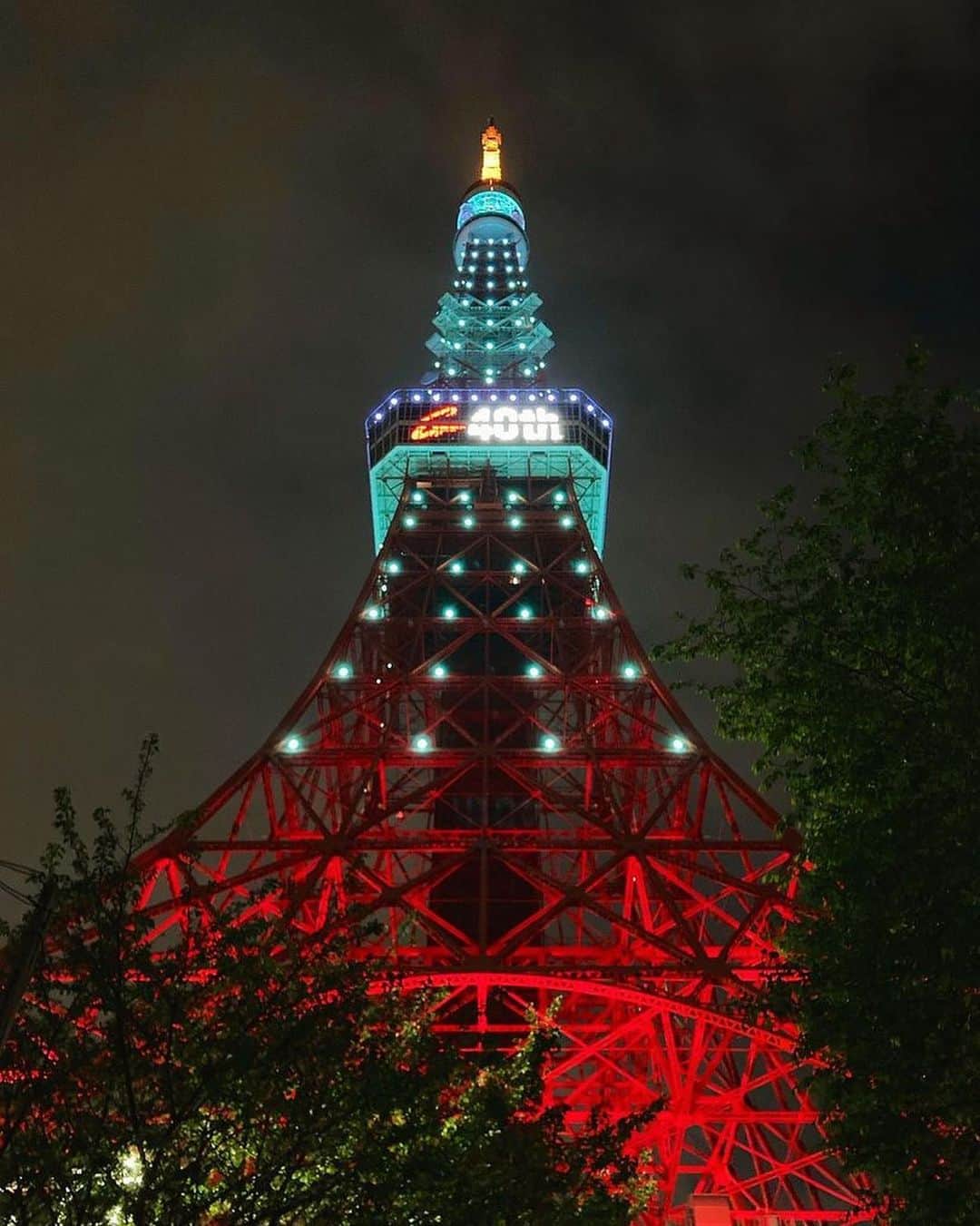 東京タワーさんのインスタグラム写真 - (東京タワーInstagram)「. 4月12日（木）は G-SHOCK 誕生40周年を記念して バースデーライトアップを点灯致しました！   G-SHOCKのブランドカラーである 赤・黒・白   G-SHOCKの文字版を照らす ライトのカラーをモチーフにしたブルーグリーン   2つのカラーを交互に点灯しました！   前者は、タワートップのアンテナを 誕生日を祝福するキャンドルに見立ています🕯   メインデッキ南面には G-SHOCKのロゴと40thの窓文字を表示！   改めまして、 40周年、おめでとうございました🎉   本日は、Your Tokyo Tower🗼から @aki_apa_no4 さんのお写真をご紹介！   素敵なお写真をありがとうございました😄  --------------------------------  【 お知らせ 】  # your_tokyotowerで あなたの東京タワー🗼をリポスト！  皆様からの投稿どしどしお待ちしております！ （@tokyotower_official のタグ付けもよろしくね🖐）  詳細はプロフィールにある 固定されたフィード投稿から↓ @tokyotower_official  --------------------------------  #東京タワー #東京タワー🗼  #tokyotower  #tokyotower🗼  #誕生日 #お祝い」4月18日 18時53分 - tokyotower_official