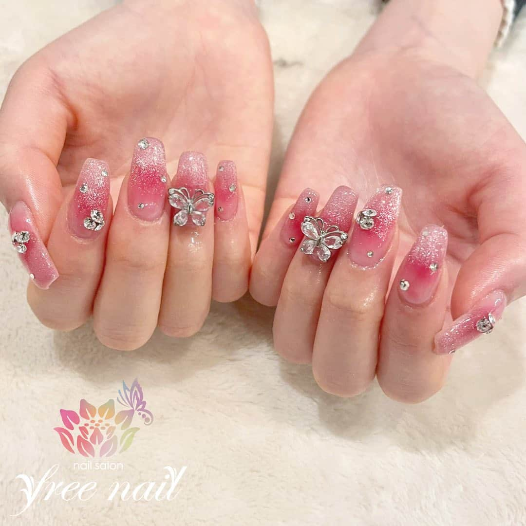 free nail フリーネイルさんのインスタグラム写真 - (free nail フリーネイルInstagram)「. お客様ネイル💅🏻🪷 . 血色ネイル💖 . 人気のちょうちょパーツ🦋 . ご来店ありがとうございました🙇🏻‍♀️🙇🏻‍♀️🙇🏻‍♀️💗 . #ネイルアート #ジェルネイル #ネイルサロン #大阪ネイルサロン #ネイルデザイン #ネイルチェンジ #血色ネイル #チークネイル #ラメネイル #ちょうちょネイル #ピンクネイル #キラキラネイル #デザインネイル #トレンドネイル #おしゃれネイル #ワンホンネイル #春ネイル #springnails #nailsart #nailsdid #美甲 #日式美甲 #日式美甲胶 #日本美甲师 #日本美甲老师 #美甲上课 #日本胶 #フリーネイル #freenail」4月18日 18時55分 - freenail_jpn