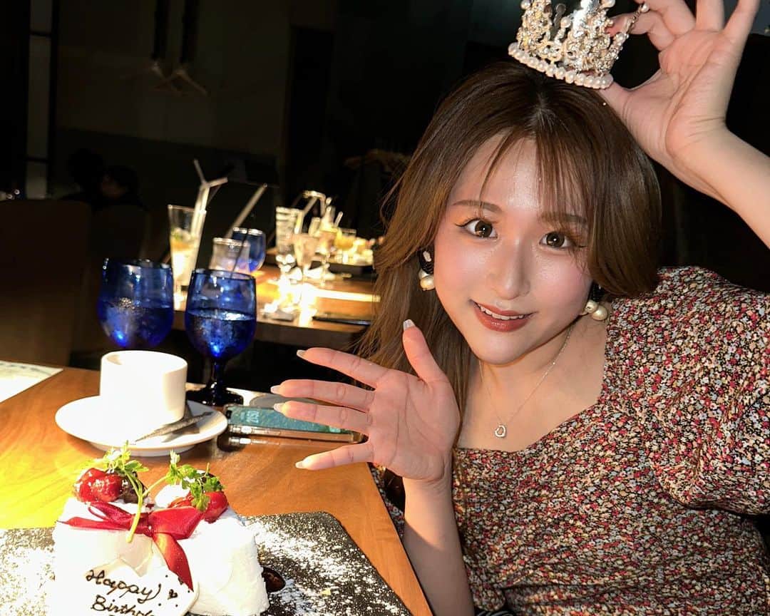 サントス飛鳥さんのインスタグラム写真 - (サントス飛鳥Instagram)「今年もお祝いできて幸せです❕ 保育園からの幼馴染♡ 20歳おめでとう🥂✨  #ホカンス #誕生日 #バースデープレート #梅田 #梅田ディナー #女子会 #誕生日会」4月18日 18時56分 - alice_fushigino_