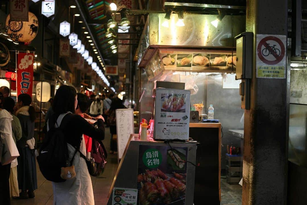 職人.comさんのインスタグラム写真 - (職人.comInstagram)「【京の台所・錦市場】  「京の台所」とも呼ばれる錦市場。390メートルある長い市場には、京野菜、琵琶湖の川魚、湯葉、生麩など、生鮮食品から京料理の食材を販売するさまざまな店が軒を連ね、京都が培ってきた食文化を目の当たりにすることができます。  そこで手に入る食材は、料亭に卸すようなレベルの高いものから、普段のおかずに使えるものまで幅広く、新鮮な旬の食材の品質や種類の豊富さから、地元の料理人もこぞって買い付けに訪れています。プロから一般消費者まで愛され、特に年末年始には、お正月のおせち料理のために食材を買い求める人で大変なにぎわいを見せる錦市場は、京都に住む人々の暮らしに直結した、まさに「台所」と称されるにふさわしい場所と言えるでしょう。  市場としての歴史は平安時代にさかのぼり、確実な資料は存在しないものの、延暦年間（782-805）には今の場所に市があったと考えられています。自然発生的に市が立った理由はいくつかありますが、この地が魚などを保存するのに適していた良質で冷たい地下水に恵まれていたこと、人口の多い中心部に存在していたこと、御所への納入に便利な立地であったことなどが挙げられます。  現在の錦市場は、世界中からたくさんの人々が訪れる、京都でも人気の観光スポットです。新鮮な魚介類を利用した海鮮丼や、揚げたての天ぷら、漬物や豆腐など、長いアーケードを歩きながらの食べ歩きを楽しむこともできます。  三条ショールームから錦市場までは徒歩約5分。ご来店の際には、400年の歴史を誇る京の台所にも足を運んでみてはいかがでしょうか？  三条ショールーム https://www.shokunin.com/jp/showroom/sanjo.html 錦市場 https://goo.gl/maps/EF52aJnkrdvHraTn8  参考資料 https://www.kyoto-nishiki.or.jp/ https://ja.wikipedia.org/wiki/%E9%8C%A6%E5%B8%82%E5%A0%B4  @shokunincom  #職人ドットコム #調理道具 #キッチン用品 #料理道具 #台所道具 #工芸品 #京都市 #錦天満宮 #中京区 #銀座一丁目 #西陣 #民芸 #民藝 #レトロ建築 #職人ドットコム三条ショールーム #登録有形文化財 #国登録有形文化財 #三条通 #三条通り #大正建築 #洋風建築 #旧不動貯金銀行 #SACRAビル #旧不動貯金銀行京都支店 #歴史的建造物 #錦市場 #にしきいちば #鳥清錦市場 #トリチャーシュー #とりチャーシュー」4月18日 18時57分 - shokunincom