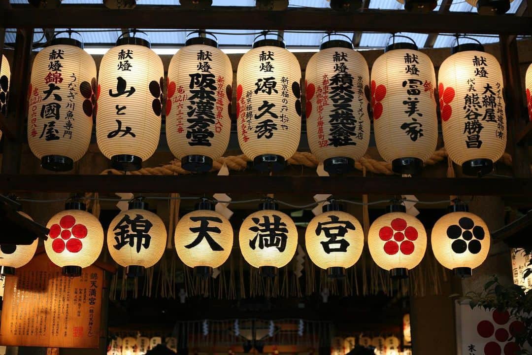 職人.comさんのインスタグラム写真 - (職人.comInstagram)「【京の台所・錦市場】  「京の台所」とも呼ばれる錦市場。390メートルある長い市場には、京野菜、琵琶湖の川魚、湯葉、生麩など、生鮮食品から京料理の食材を販売するさまざまな店が軒を連ね、京都が培ってきた食文化を目の当たりにすることができます。  そこで手に入る食材は、料亭に卸すようなレベルの高いものから、普段のおかずに使えるものまで幅広く、新鮮な旬の食材の品質や種類の豊富さから、地元の料理人もこぞって買い付けに訪れています。プロから一般消費者まで愛され、特に年末年始には、お正月のおせち料理のために食材を買い求める人で大変なにぎわいを見せる錦市場は、京都に住む人々の暮らしに直結した、まさに「台所」と称されるにふさわしい場所と言えるでしょう。  市場としての歴史は平安時代にさかのぼり、確実な資料は存在しないものの、延暦年間（782-805）には今の場所に市があったと考えられています。自然発生的に市が立った理由はいくつかありますが、この地が魚などを保存するのに適していた良質で冷たい地下水に恵まれていたこと、人口の多い中心部に存在していたこと、御所への納入に便利な立地であったことなどが挙げられます。  現在の錦市場は、世界中からたくさんの人々が訪れる、京都でも人気の観光スポットです。新鮮な魚介類を利用した海鮮丼や、揚げたての天ぷら、漬物や豆腐など、長いアーケードを歩きながらの食べ歩きを楽しむこともできます。  三条ショールームから錦市場までは徒歩約5分。ご来店の際には、400年の歴史を誇る京の台所にも足を運んでみてはいかがでしょうか？  三条ショールーム https://www.shokunin.com/jp/showroom/sanjo.html 錦市場 https://goo.gl/maps/EF52aJnkrdvHraTn8  参考資料 https://www.kyoto-nishiki.or.jp/ https://ja.wikipedia.org/wiki/%E9%8C%A6%E5%B8%82%E5%A0%B4  @shokunincom  #職人ドットコム #調理道具 #キッチン用品 #料理道具 #台所道具 #工芸品 #京都市 #錦天満宮 #中京区 #銀座一丁目 #西陣 #民芸 #民藝 #レトロ建築 #職人ドットコム三条ショールーム #登録有形文化財 #国登録有形文化財 #三条通 #三条通り #大正建築 #洋風建築 #旧不動貯金銀行 #SACRAビル #旧不動貯金銀行京都支店 #歴史的建造物 #錦市場 #にしきいちば #鳥清錦市場 #トリチャーシュー #とりチャーシュー」4月18日 18時57分 - shokunincom