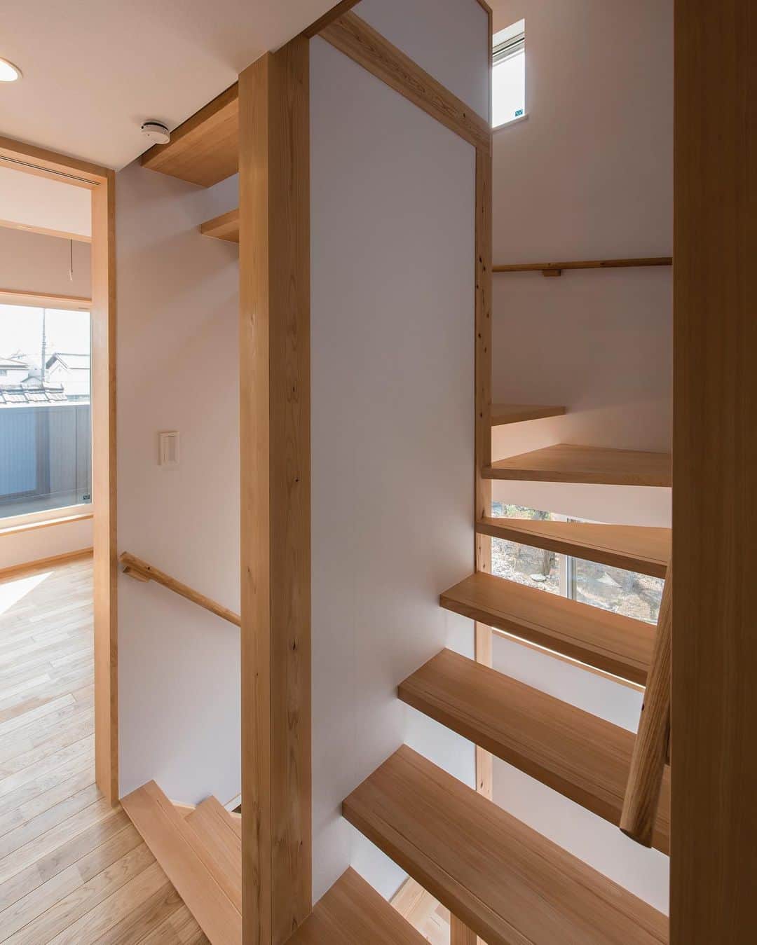岡庭建設株式会社さんのインスタグラム写真 - (岡庭建設株式会社Instagram)「#造作階段  光が綺麗に差し込む#スケルトン階段 👣  大工さんの手仕事で造られています。  ･････････････････････････････････   《みんなでつくるいえ、みんなでまもるいえ。》  #東京都 #西東京市 の地域#工務店 、岡庭建設です🌲  資料請求・お問い合わせ先は プロフィールのURLからどうぞ📩 ▶︎ @okaniwastyle   施工事例が見れます📷 ▶︎ #岡庭建設 okaniwastyle   リノベーションのご相談はこちら🏠 ▶︎ @okaniwa_reform_koubou   ･････････････････････････････････   #注文住宅 #分譲住宅 #家づくり#大工 #職人  #パッシブデザイン #自然素材の家 #無垢材  #木の家 #木造住宅 #自然素材 #無垢床  #新築注文住宅 #新築一戸建て #マイホーム計画  #施工事例 #シンプルな暮らし #シンプルな家づくり  #木のある暮らし#自然と暮らす   #土地探しからの注文住宅 #家づくり計画  #階段 #工務店選び」4月18日 18時57分 - okaniwastyle