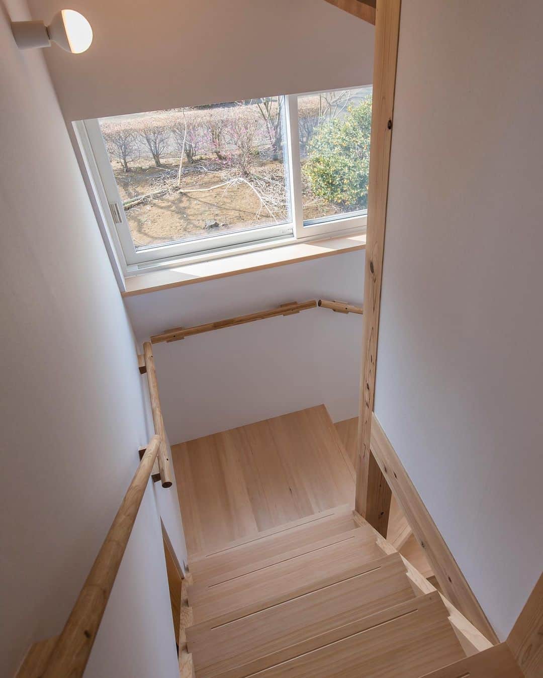 岡庭建設株式会社さんのインスタグラム写真 - (岡庭建設株式会社Instagram)「#造作階段  光が綺麗に差し込む#スケルトン階段 👣  大工さんの手仕事で造られています。  ･････････････････････････････････   《みんなでつくるいえ、みんなでまもるいえ。》  #東京都 #西東京市 の地域#工務店 、岡庭建設です🌲  資料請求・お問い合わせ先は プロフィールのURLからどうぞ📩 ▶︎ @okaniwastyle   施工事例が見れます📷 ▶︎ #岡庭建設 okaniwastyle   リノベーションのご相談はこちら🏠 ▶︎ @okaniwa_reform_koubou   ･････････････････････････････････   #注文住宅 #分譲住宅 #家づくり#大工 #職人  #パッシブデザイン #自然素材の家 #無垢材  #木の家 #木造住宅 #自然素材 #無垢床  #新築注文住宅 #新築一戸建て #マイホーム計画  #施工事例 #シンプルな暮らし #シンプルな家づくり  #木のある暮らし#自然と暮らす   #土地探しからの注文住宅 #家づくり計画  #階段 #工務店選び」4月18日 18時57分 - okaniwastyle