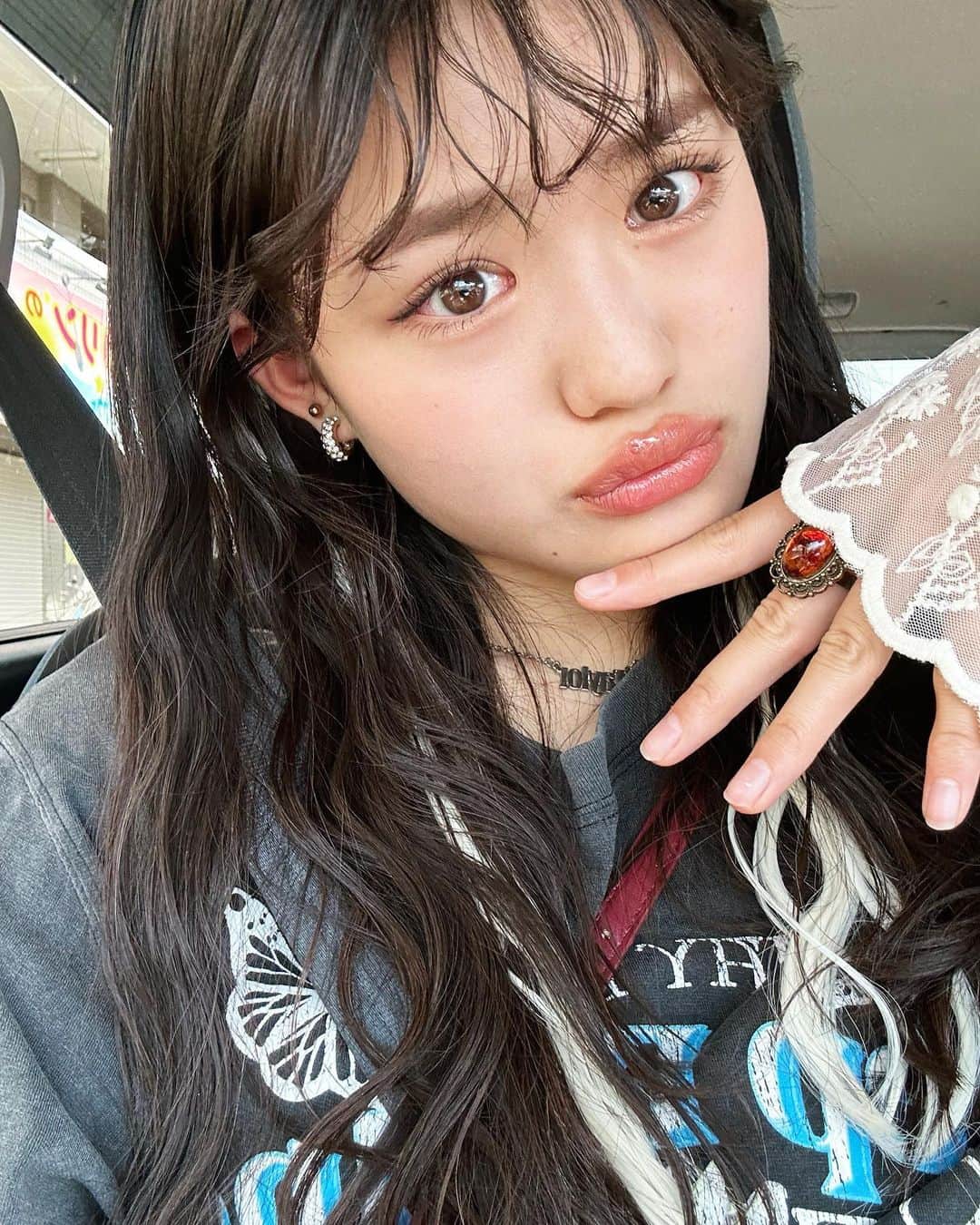 平日菜向のインスタグラム：「iPhone14のカメラ画質いいから盛れる！🫶🏼  髪の毛のエクステはDAISOのクリップのやつなんだけど自分で巻いてからつけたらめっちゃ馴染んだ！(本当は耐熱性がないためアイロンはだめらしいです🥹)こんな感じでインナーカラー風につけるとほんとーーに可愛いし簡単なのでおすすめです🌙」