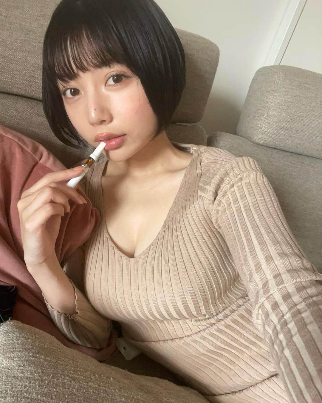 安位薫さんのインスタグラム写真 - (安位薫Instagram)「プラスウィード(@plusweed_grbw)のCBD60%(オージークッシュ)を最近寝る前に吸ってます☁️元々不眠症気味なんだけど吸うとリラックスできて良い感じなのでオススメです🌱」4月18日 19時00分 - kaoru_yasuiii