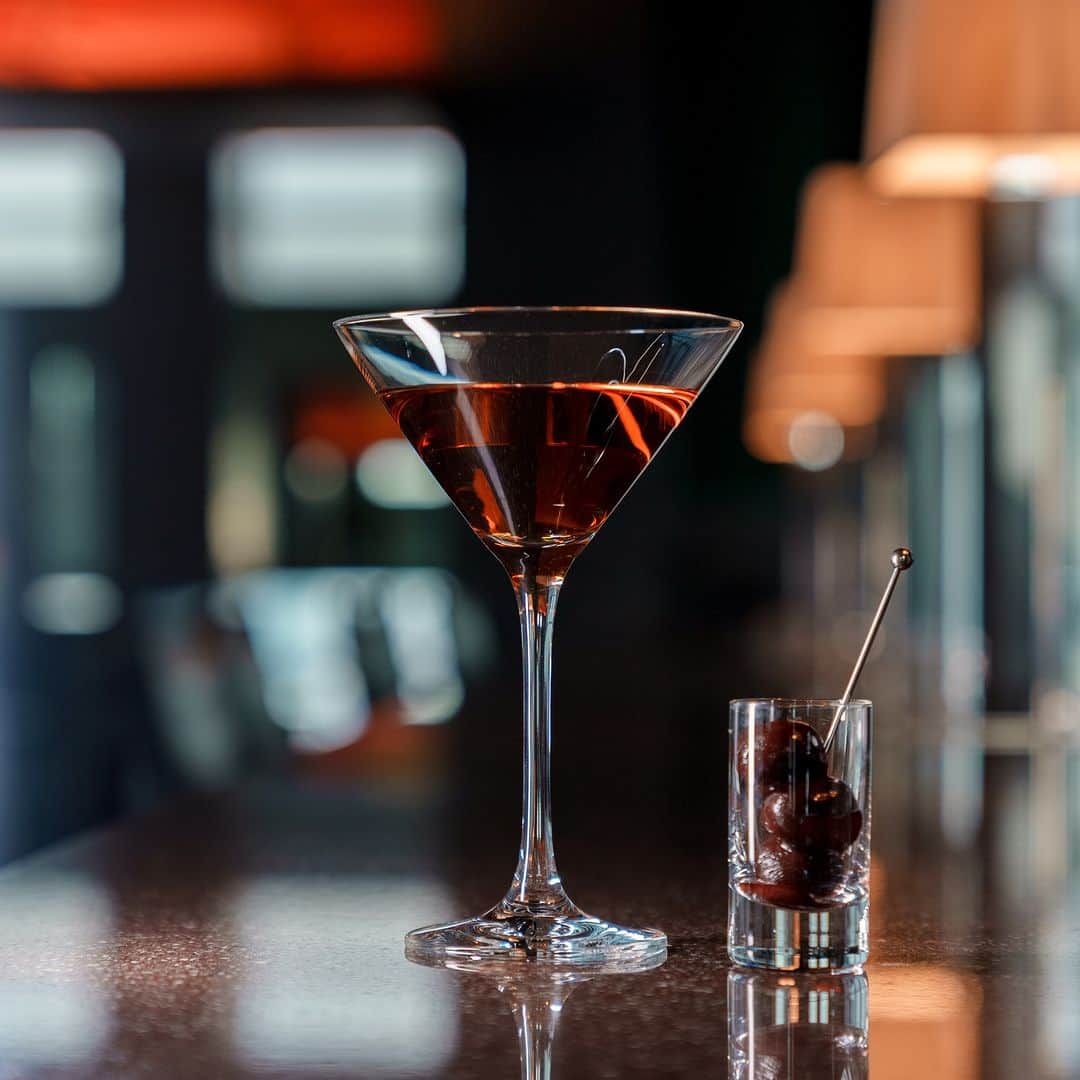 のインスタグラム：「Over the years, the classic Manhattan cocktail has found its footing as one of the cornerstones of the craft cocktail renaissance. The mix of American whiskey and Italian vermouth is timeless and tasty, best enjoyed by the stunning views of the New York Bar.  夕焼けのような深紅色と甘美な味わいで、世界中の人々に愛されるカクテル”マンハッタン“。NYの摩天楼を彷彿とさせる夜景を望む最上階「ニューヨーク バー」でも、ぜひ堪能いただきたい1杯です。  Share your own images with us by tagging @parkhyatttokyo  ————————————————————— #parkhyatttokyo #parkhyatt #hyatt #newyorkbar #Manhattan #cocktail #Manhattancocktail #luxuryispersonal #パークハイアット東京 #ニューヨークバー #カクテル #マンハッタン #マンハッタンカクテル @chefpaulgajewski @chef_thibault_chiumenti」