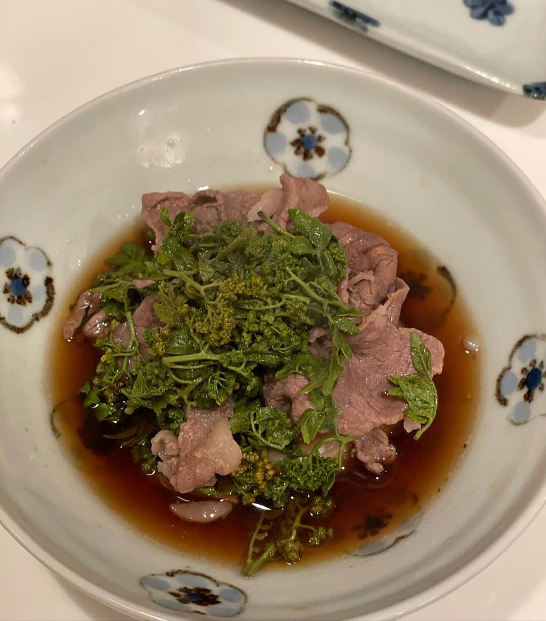 沢瀉美緒さんのインスタグラム写真 - (沢瀉美緒Instagram)「※ Happy dinner at home 🥢 . 和久傳風に作った花山椒のしゃぶしゃぶ✨ . 今半のお肉ととり市さんの朝堀の筍 そして、たっぷりの花山椒💛 . あー幸せ‼️ . . #花山椒 #花山椒のしゃぶしゃぶ #おうちごはん」4月18日 19時00分 - mio_omodaka