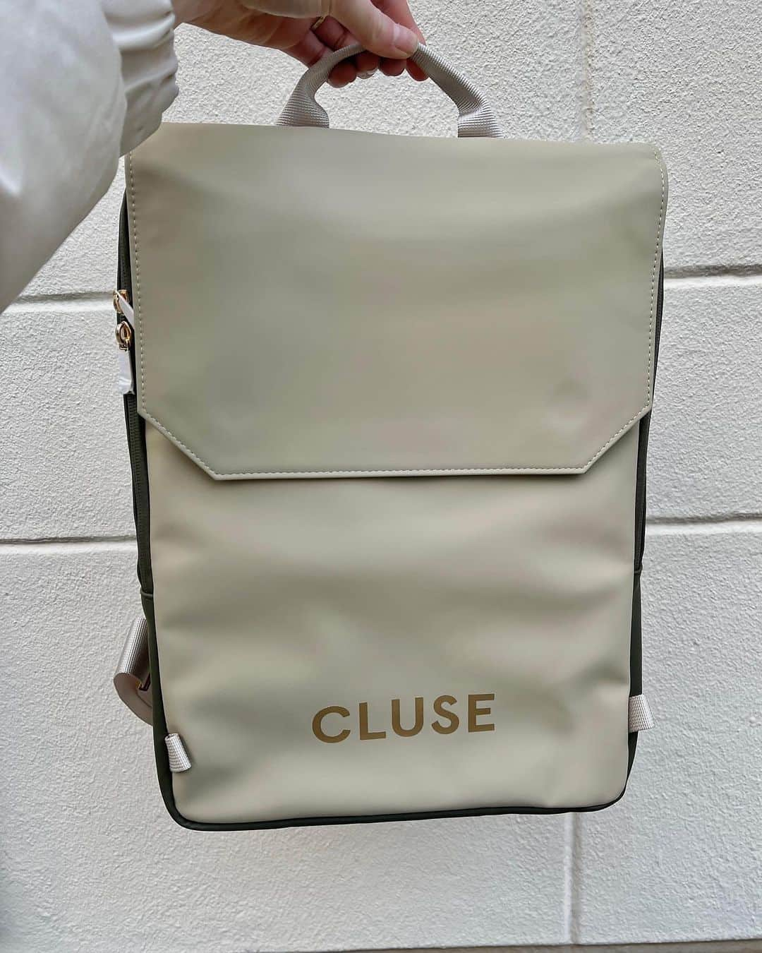 CLUSEさんのインスタグラム写真 - (CLUSEInstagram)「That feeling when the Réversible is the perfect Spring glam that you were looking for 🌸 💫  #CLUSE #CLUSEclub  Photo by @gwen.huizinga  . . . . . #summeraccessories #effortlessstyle #minimaliststyle #backpacks #citybackpacks #waterresistant #waterrepellent」4月18日 19時00分 - cluse