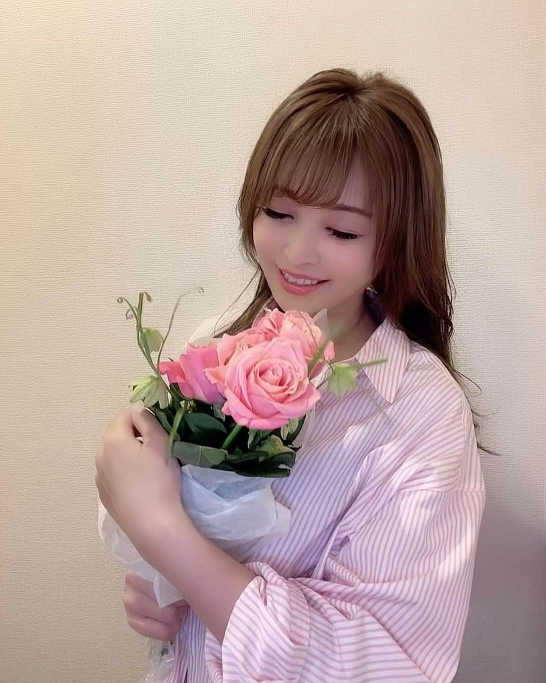 のインスタグラム：「♥︎︎∗︎* #お花のある暮らし 💐  月1でプロの方が厳選したお花を送ってくれる定期便 @moafura_official ✨  今月はピンクのバラが届いたよ🌹 Springカラーのピンクで嬉しい！ サクラ見逃したからピンクのバラを愛でて 春を感じよーっと🥰  #moafura  #モアフラ #お花の定期便 #お花のある暮らし #バラ花束 #バラ定期便 #バラサブスク #バラギフト #花 #Flower #花のある暮らし #花好きな人と繋がりたい」
