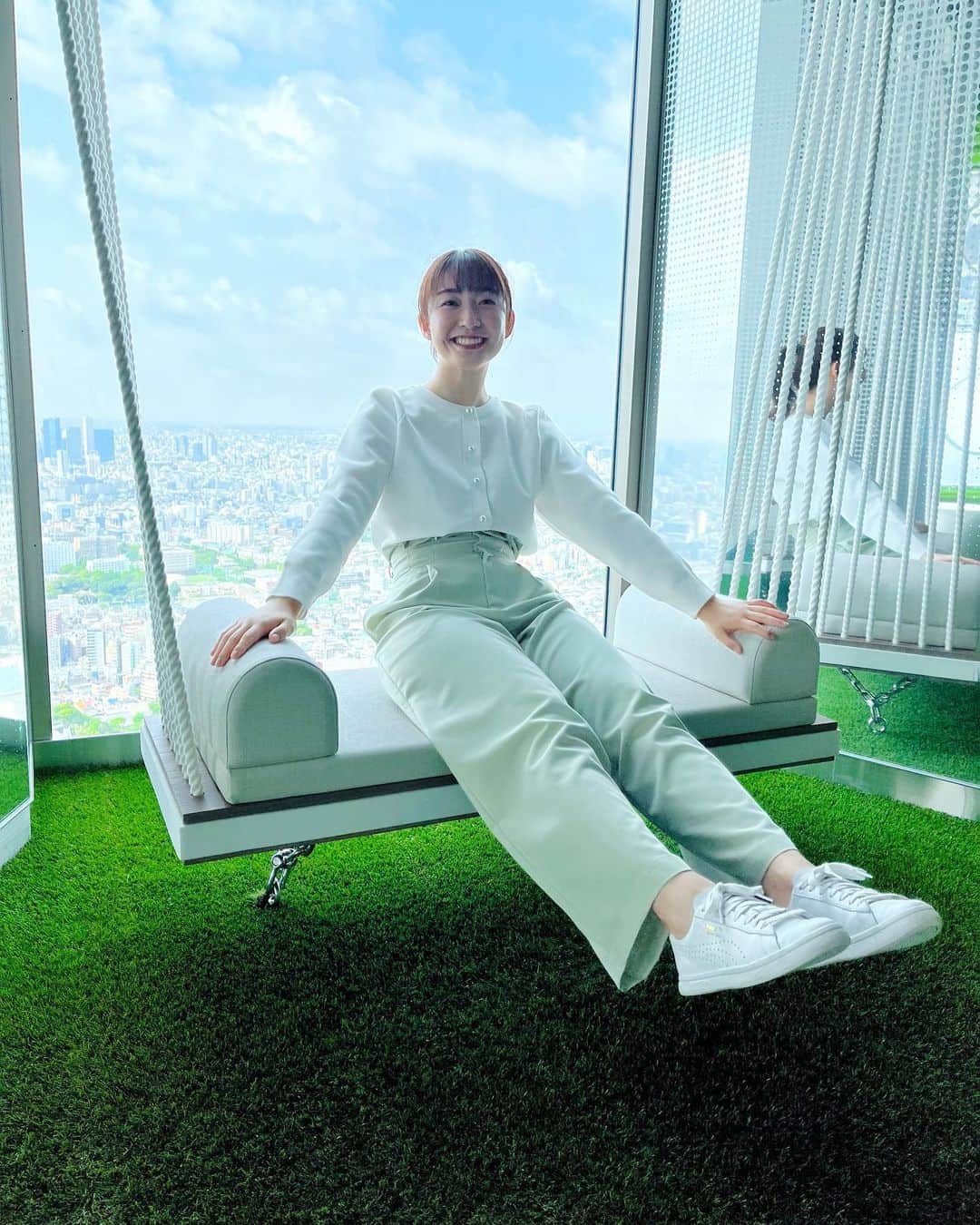 のインスタグラム：「. 今週は火曜日も担当でした。今日リニューアルオープンした、池袋のサンシャイン60展望台から生中継🌤 緑に囲まれた"空の公園"で、人工芝に寝転ぶこともできます。東京の景色を楽しみながらくつろげるのです☺️ ブランコ風ベンチに座って📸  #ZIP #NOWニッポン #3 #サンシャイン60展望台  #てんぼうパーク   👗#nanouniverse #31sonsdemode」