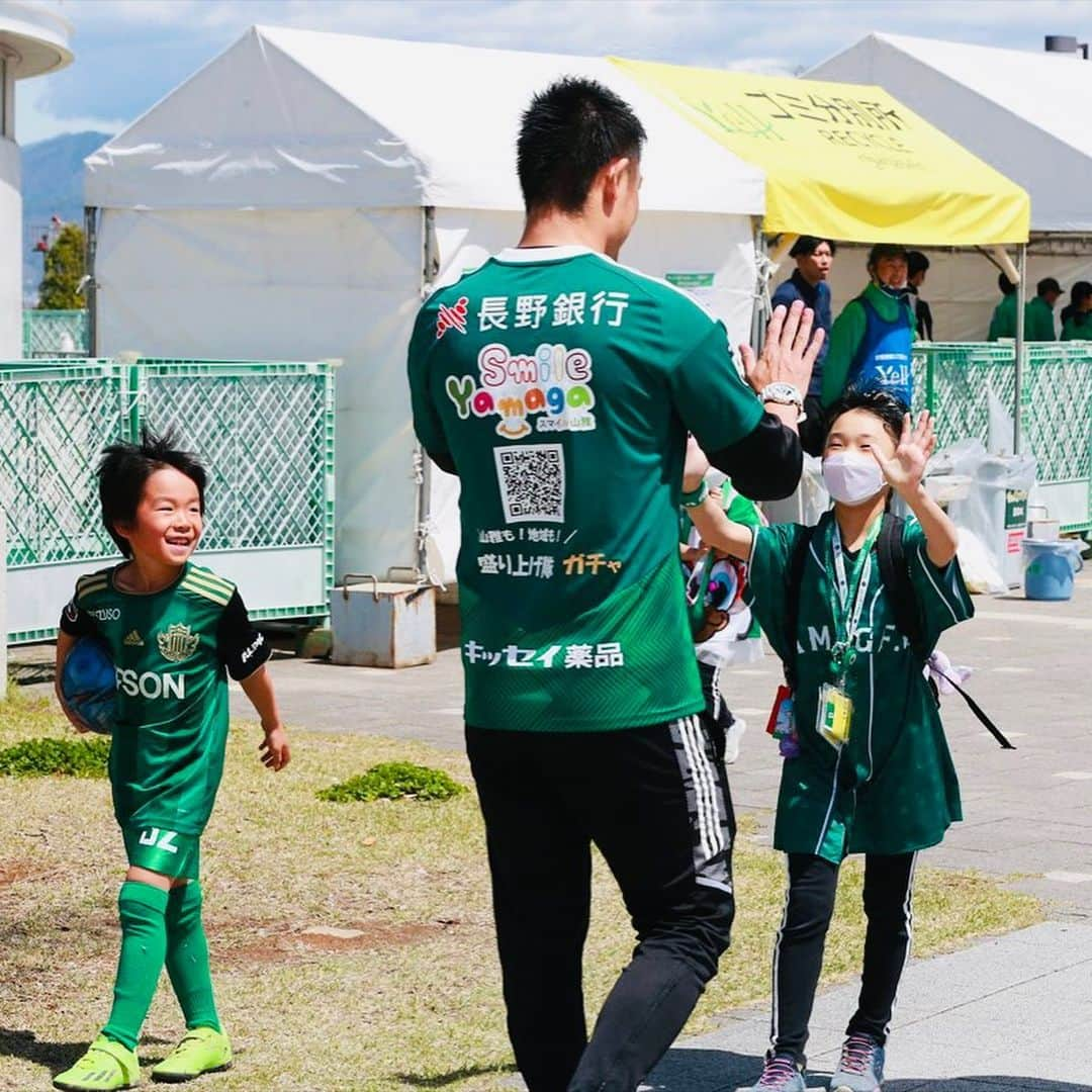 片山真人さんのインスタグラム写真 - (片山真人Instagram)「【ガチャスタグラム 試合篇】  打ち負けたホーム戦🔥 この悔しいのは次に晴らす‼️ ポジティブな面を次節に活かしてみんなで勝つよ❤️‍🔥  #明治安田生命j3リーグ 第7節沼津戦⚽️ #サンプロアルウィン 🏟 #悔しい 負け。 #初黒星 ⚫️  #positive な面もいっぱいあった試合👍 #小松蓮 選手 #連続ゴール ⚽️ #榎本樹 選手 #今シーズン初ゴール ⚽️ #山本龍平 選手 今シーズン初ゴール⚽️（珍しいヘディングゴール✨） #誰も下向いてへん🔥 #次は勝つ ❤️‍🔥  この日は天気も良くて、いろんな人と交流＆ハイタッチできた👍😊  #片山真人 #ガチャ 何でも屋❇️  《この日の業務内容》 #看板設置 🪧 #信濃毎日新聞 さんの新聞取材📰🎤 #ゲート お出迎えハイタッチ🤜🤛 #積水ハウス presents アルWIN TV📺 #めっちゃ イイやんチケット🎟 （今シーズン初開催⤴️） #撤収 ‼️  勝ってみんなと笑顔で喜びたい🔥  その為に、自分のできることをしっかり積み上げていくわ‼️  #小さなことからコツコツと ✨ #積小為大 👍  次節、アウェイ富山戦⚽️ 勝とうぜ❤️‍🔥 #松本山雅fc ならやれる👍 #onesoul ☝️  まずは今週末の飯田市でのTMイベントから👍⚽️  #盛り上げ隊 片山出動します💨😁 南信のみんな、よろしく👍」4月18日 19時02分 - gachastagram.11