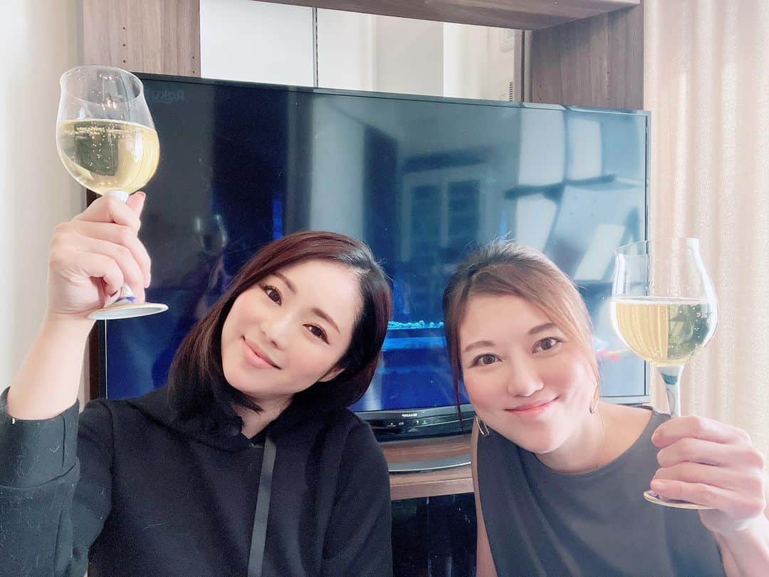 近藤英恵のインスタグラム：「さやかさんと宙組千秋楽LIVE配信💜 良いサヨナラショーでした。。。💜💜💜  美しすぎるホタルイカたち。。。🦑 最高なお料理…思い出してもうっとり🤤  さやかさんの愛猫クリスちゃんも観劇🐈🐾 トップコンビ退団を理解しているように釘付け🐾😢  美味しくて楽しくて寂しくて胸がいっぱいなところに、 お花渡しに和希そらさんが登場❤️‍🔥歓喜❤️‍🔥  楽しすぎる時間をありがとうございました🥰  #宝塚観劇#LIVE配信#我が名はボンド🔫 #トップスター#有終の美#真風さんカッコよかった#👏#スーツ芸#コンビ芸#見応え#迫力#ゴージャス#良い舞台をありがとうございました#🙏#🐈#🐾#開演が待ちきれないクリス#キャベツ畑にグッとくるクリス#写真撮るよりトップコンビ観たいクリス#違いの分かる猫#はなちゃんの観劇日記」