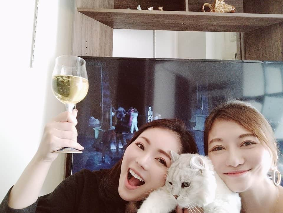 近藤英恵さんのインスタグラム写真 - (近藤英恵Instagram)「さやかさんと宙組千秋楽LIVE配信💜 良いサヨナラショーでした。。。💜💜💜  美しすぎるホタルイカたち。。。🦑 最高なお料理…思い出してもうっとり🤤  さやかさんの愛猫クリスちゃんも観劇🐈🐾 トップコンビ退団を理解しているように釘付け🐾😢  美味しくて楽しくて寂しくて胸がいっぱいなところに、 お花渡しに和希そらさんが登場❤️‍🔥歓喜❤️‍🔥  楽しすぎる時間をありがとうございました🥰  #宝塚観劇#LIVE配信#我が名はボンド🔫 #トップスター#有終の美#真風さんカッコよかった#👏#スーツ芸#コンビ芸#見応え#迫力#ゴージャス#良い舞台をありがとうございました#🙏#🐈#🐾#開演が待ちきれないクリス#キャベツ畑にグッとくるクリス#写真撮るよりトップコンビ観たいクリス#違いの分かる猫#はなちゃんの観劇日記」4月18日 19時03分 - hanachan93