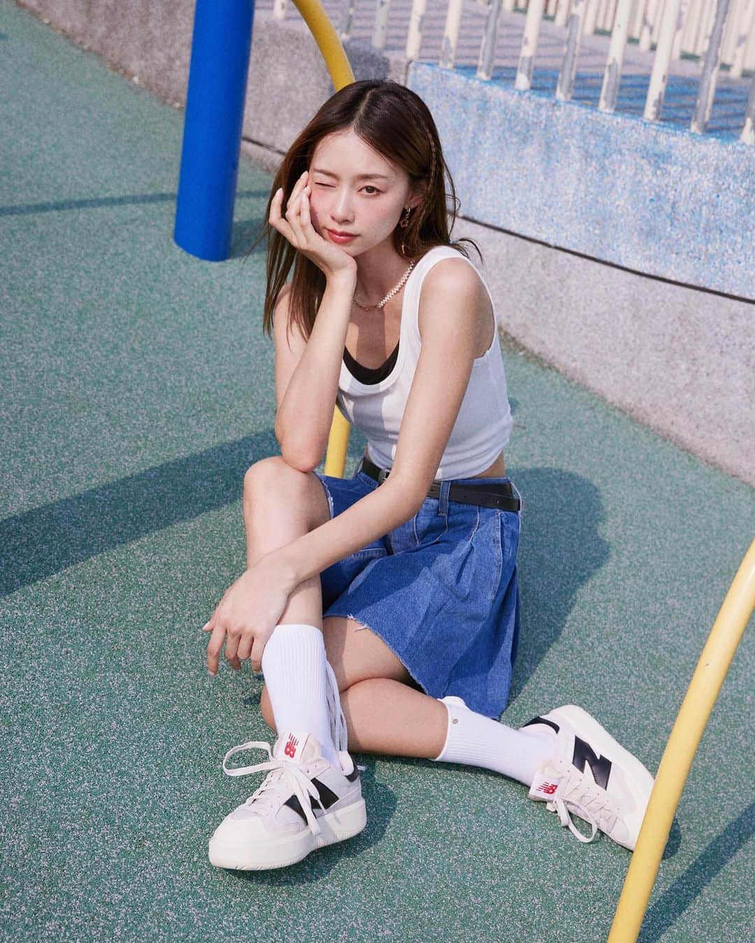 吳斐莉のインスタグラム：「原本還在想說我的Y2K可以搭什麼鞋 結果NB就來了啦～這雙請收🙌🏿  最新款CT302結合了網球鞋的概念 增加現在最時髦的厚底 復古又俐落😎 真的隨便搭都好搭 搭短裙時髦青春、搭長褲復古摩登 ((但不能真的穿去打網球喔🤣 我們穿美美就好  厚底雖然比平常的球鞋有重量 但是底部很軟很舒服 走很久也都不會累  今年夏天短裙趕緊穿起來 基本款單寧搭起來青春洋溢吧😍 或是趁還涼涼的 大學T看是要搭短褲還是短裙 都很襯CT302 同款還有很多顏色可以選擇 大家快去店上試穿😆  連結我直接放IGS yo🫶🏿  #選擇一切由我 #newbalance #CT302」