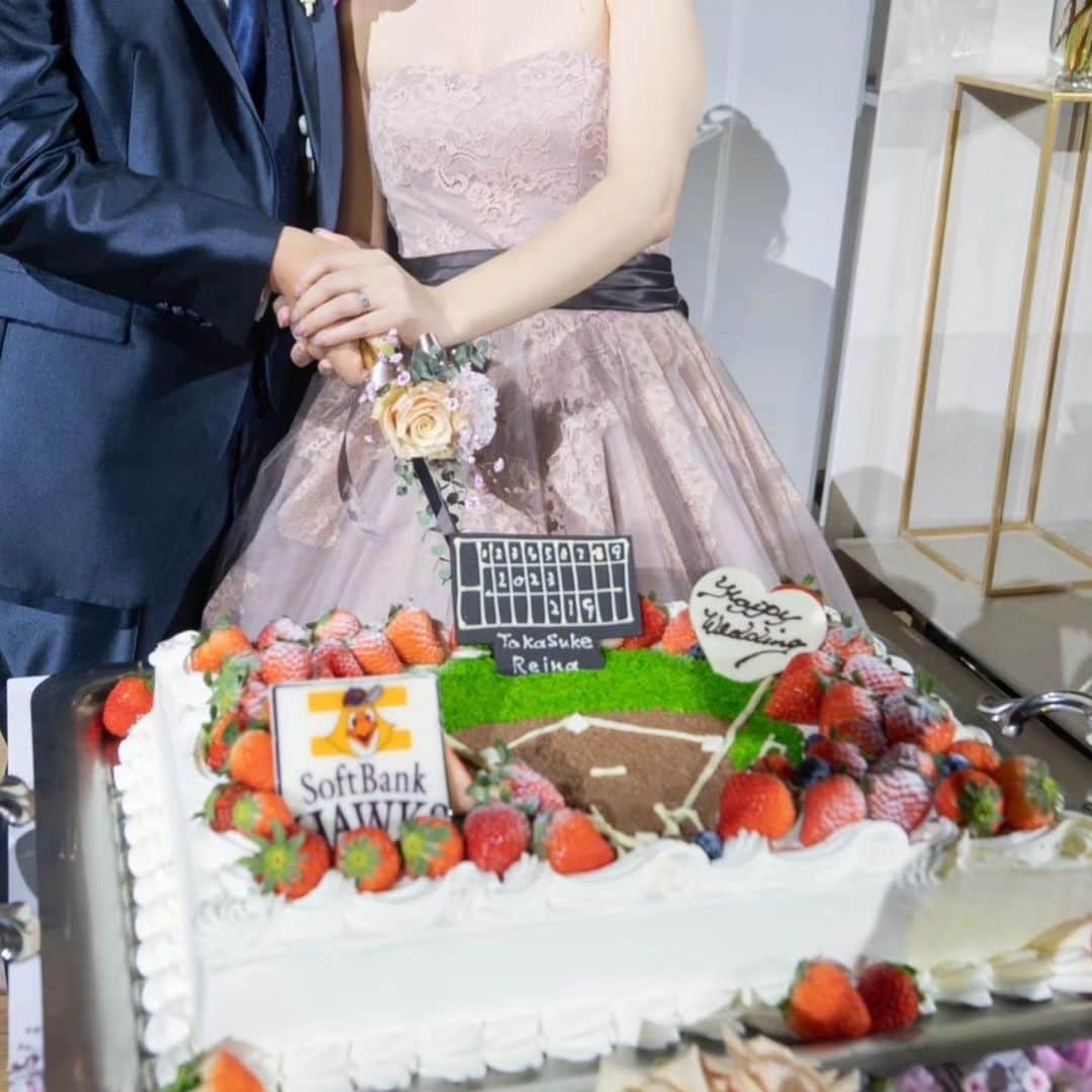 ガーデンテラス宮崎ホテル＆リゾートのインスタグラム：「今回はスクエアケーキのご紹介🍰  結婚式での新郎新婦の共同作業と言えば 「ウェディングケーキ入刀」ですよね♪  ◇フルーツたっぷり🍓 ◇好きなもの・お2人だからこそ❤︎  ケーキのデザインや形など沢山の事にこだわるとよりお2人らしいケーキになりますよ‼️  ぜひご参考にしてみてください✨  #結婚式  #プレ花嫁  #ガーデンテラス宮崎  #ウェディングケーキ  #スクエアケーキ  #竹  #宮崎結婚式場  #ケーキ入刀」