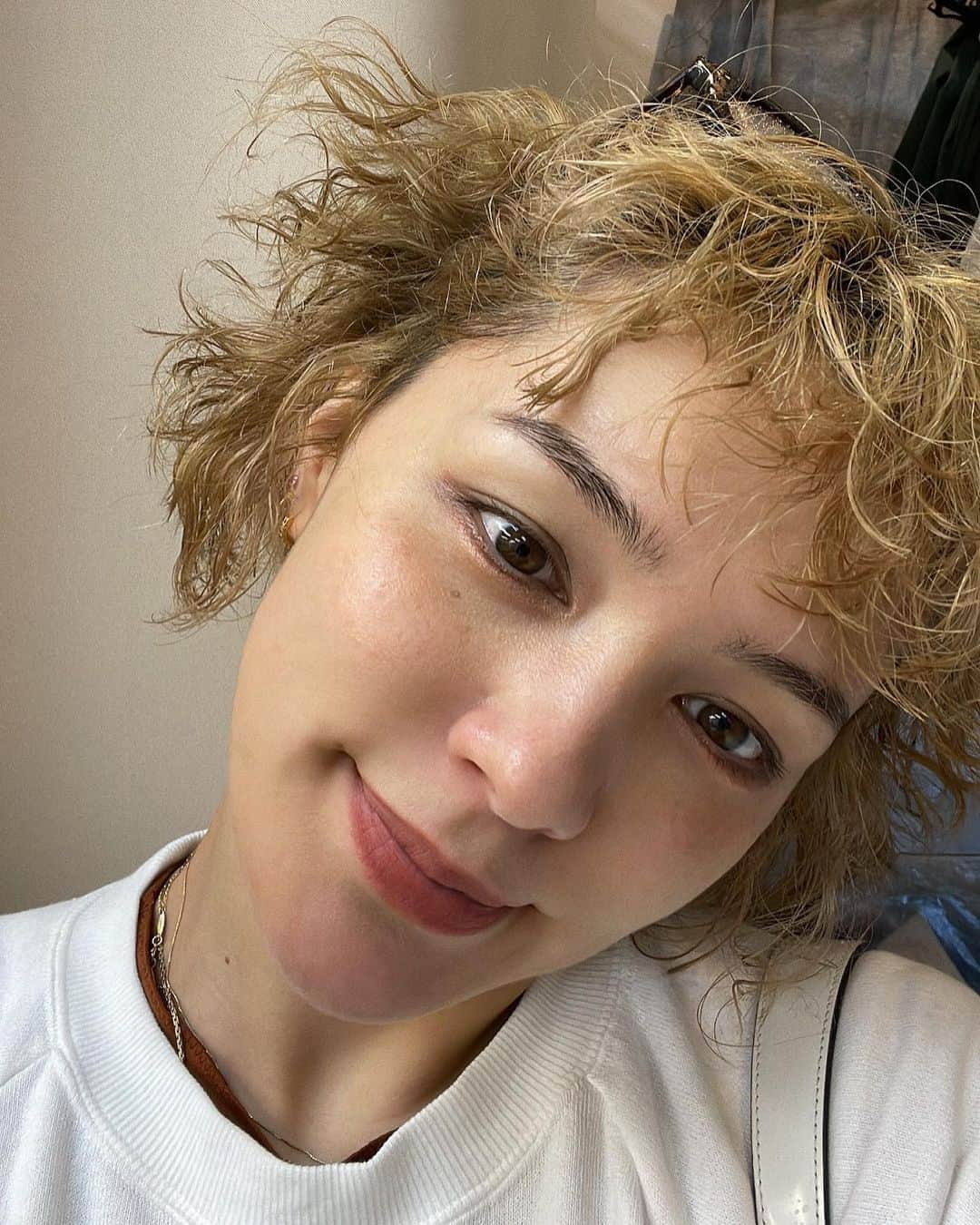 ステファニーのインスタグラム：「☔️🌀💭💛 雨で天パ全開 髪の毛くるくる、な私。  #love #life #me #selfie #natural」