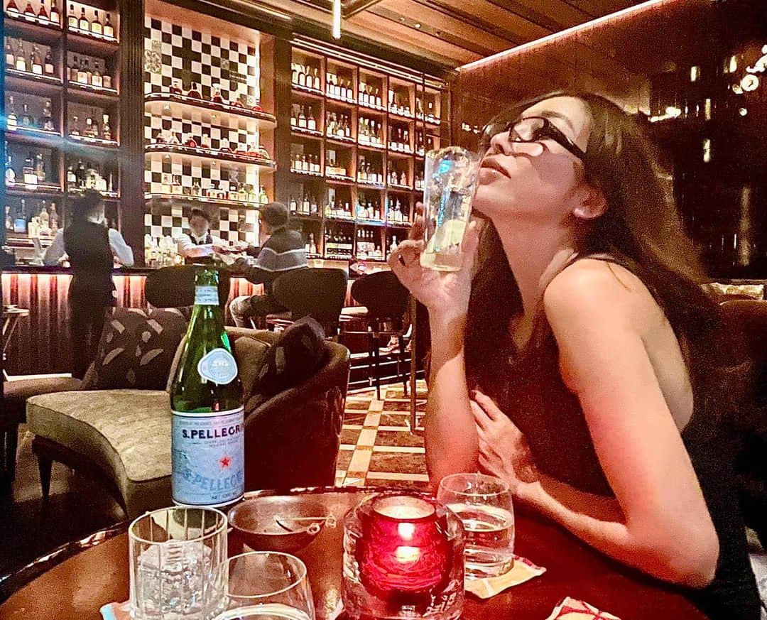 のインスタグラム：「one of my🖤bar🍸  暗くてキレイに撮れんかったけど!  #forseasons #forseasonshoteltokyoatotemachi #フォーシーズンズホテル東京大手町 #ヴェルテュ #hotelbar」