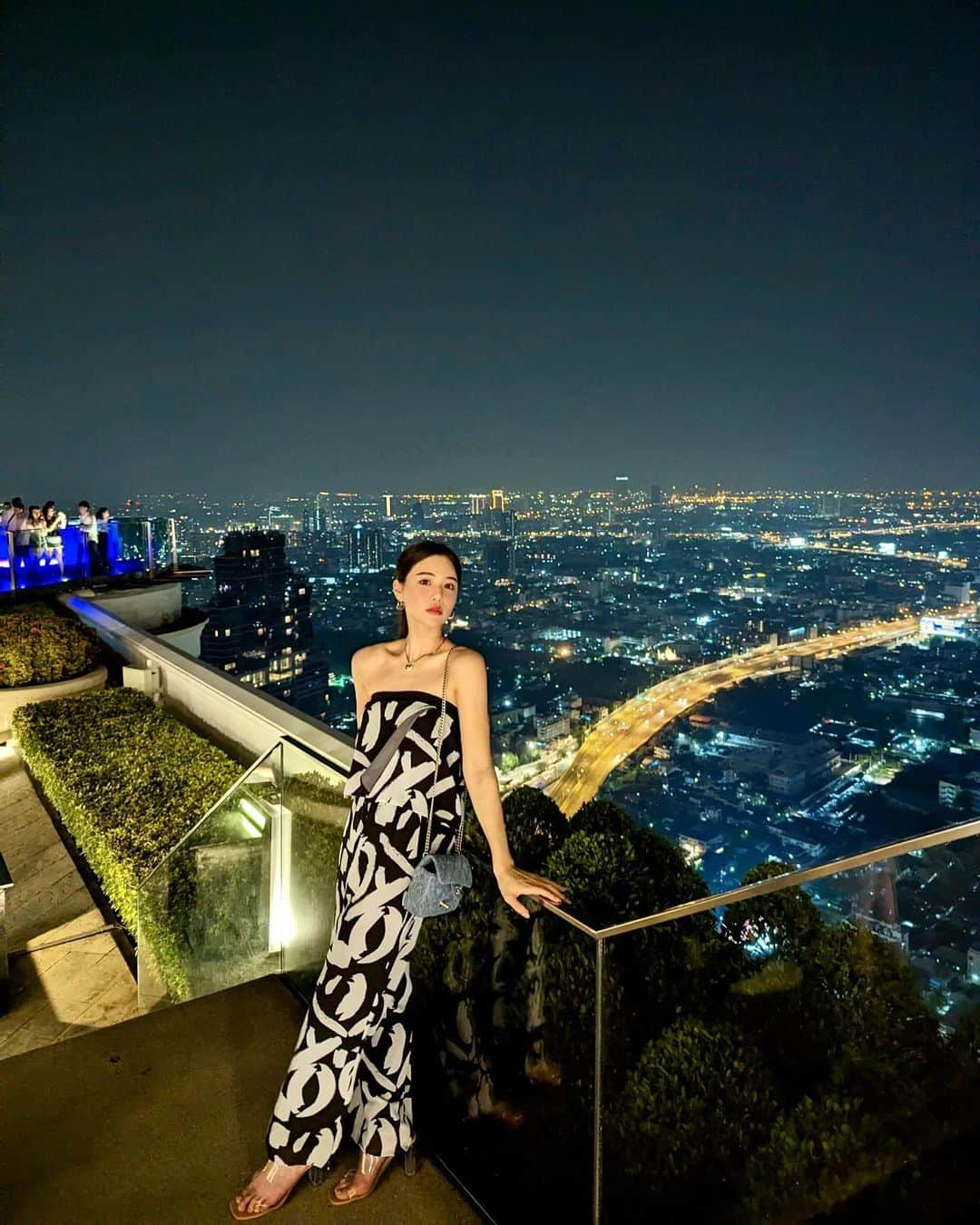 石井里奈さんのインスタグラム写真 - (石井里奈Instagram)「バンコク旅行記✨ 📍Sirocco（シロッコ） . なんと！高さ世界一のルーフトップバー＆レストラン✨ 案内されて広がる夜景の絶景は本当すごい！生演奏や歌もあって本当素敵なところでした👏 わーすごいって声が出そうになるほど、本当すごかったよ！ . setup... @diagramofficial  . #sirocco #bangkok #バンコク #skybar #スカイバー #バー #夜景 #nightview #絶景 #タイ旅行 #タイ観光 #バンコク #thailand #タビジョ」4月18日 19時15分 - ri7tin1025