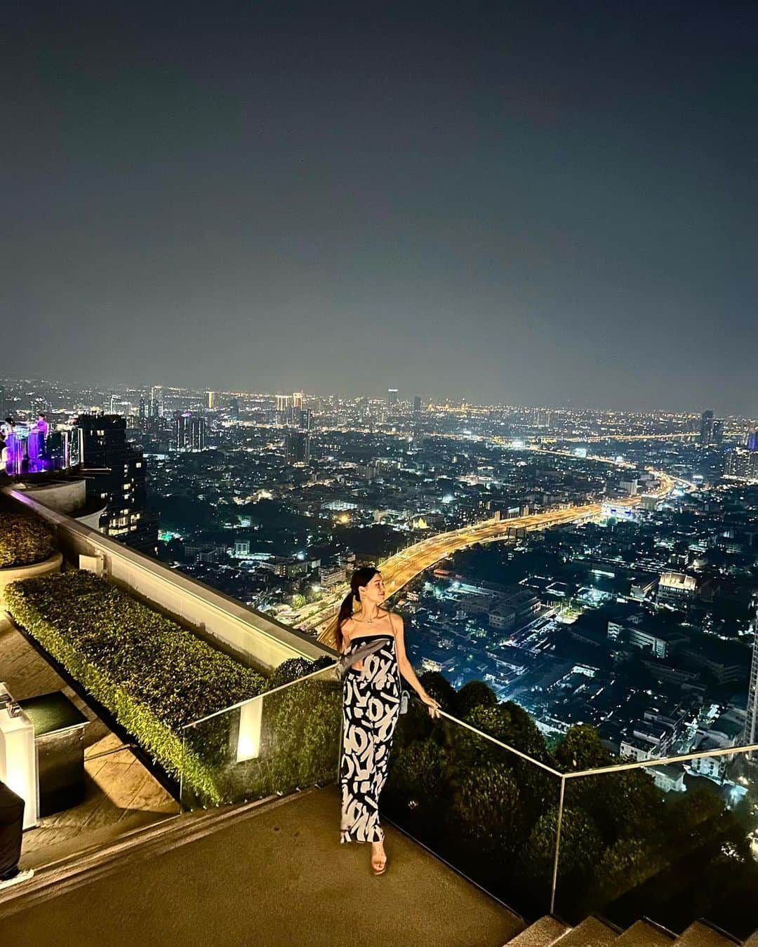 石井里奈さんのインスタグラム写真 - (石井里奈Instagram)「バンコク旅行記✨ 📍Sirocco（シロッコ） . なんと！高さ世界一のルーフトップバー＆レストラン✨ 案内されて広がる夜景の絶景は本当すごい！生演奏や歌もあって本当素敵なところでした👏 わーすごいって声が出そうになるほど、本当すごかったよ！ . setup... @diagramofficial  . #sirocco #bangkok #バンコク #skybar #スカイバー #バー #夜景 #nightview #絶景 #タイ旅行 #タイ観光 #バンコク #thailand #タビジョ」4月18日 19時15分 - ri7tin1025