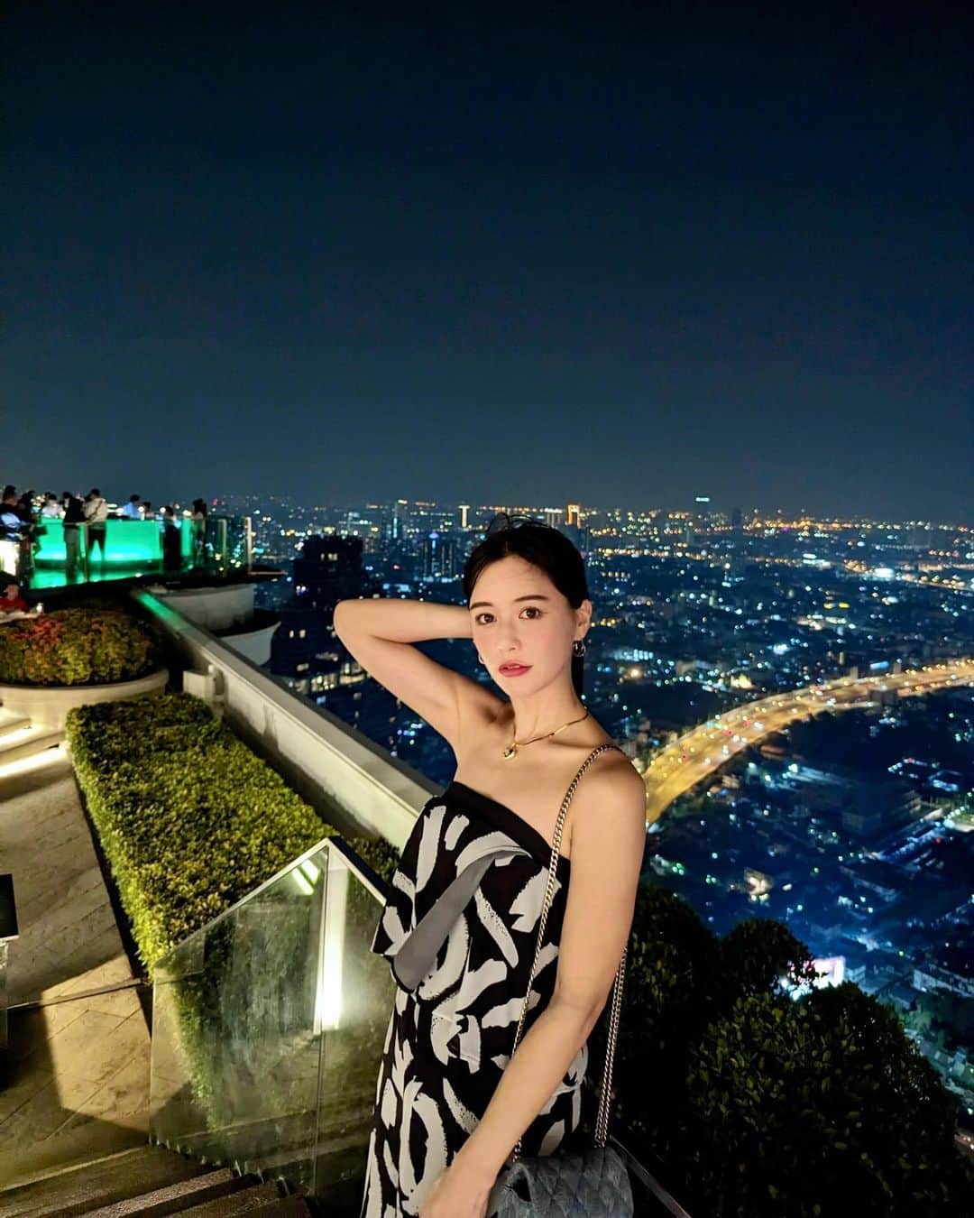石井里奈さんのインスタグラム写真 - (石井里奈Instagram)「バンコク旅行記✨ 📍Sirocco（シロッコ） . なんと！高さ世界一のルーフトップバー＆レストラン✨ 案内されて広がる夜景の絶景は本当すごい！生演奏や歌もあって本当素敵なところでした👏 わーすごいって声が出そうになるほど、本当すごかったよ！ . setup... @diagramofficial  . #sirocco #bangkok #バンコク #skybar #スカイバー #バー #夜景 #nightview #絶景 #タイ旅行 #タイ観光 #バンコク #thailand #タビジョ」4月18日 19時15分 - ri7tin1025