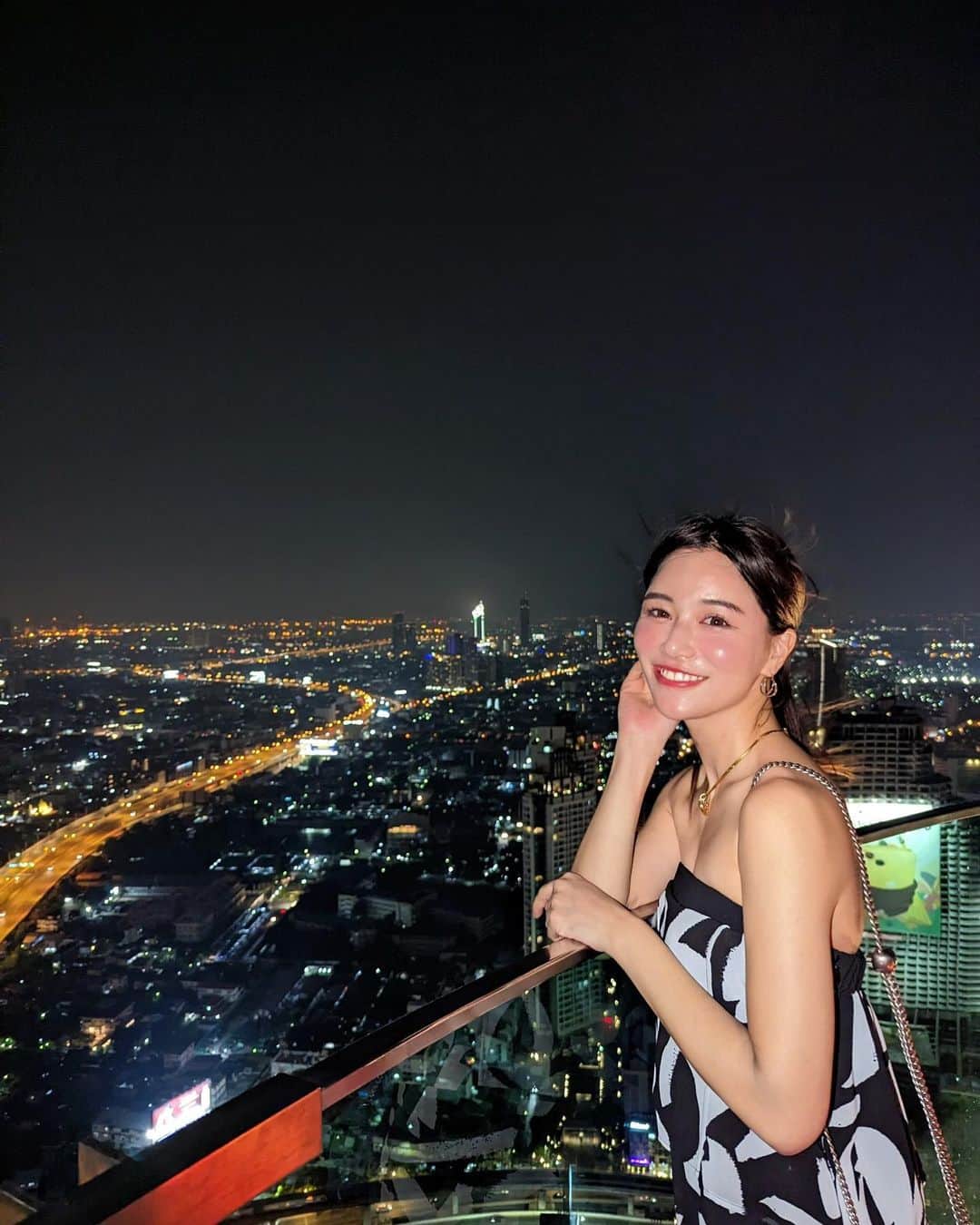 石井里奈さんのインスタグラム写真 - (石井里奈Instagram)「バンコク旅行記✨ 📍Sirocco（シロッコ） . なんと！高さ世界一のルーフトップバー＆レストラン✨ 案内されて広がる夜景の絶景は本当すごい！生演奏や歌もあって本当素敵なところでした👏 わーすごいって声が出そうになるほど、本当すごかったよ！ . setup... @diagramofficial  . #sirocco #bangkok #バンコク #skybar #スカイバー #バー #夜景 #nightview #絶景 #タイ旅行 #タイ観光 #バンコク #thailand #タビジョ」4月18日 19時15分 - ri7tin1025
