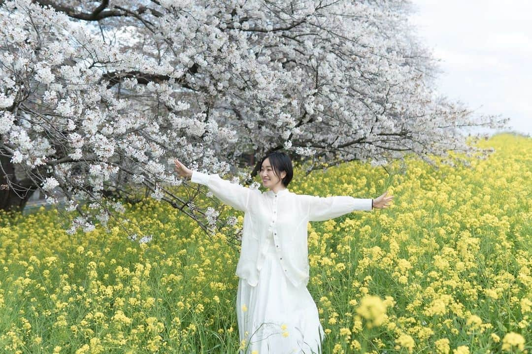 江守沙矢さんのインスタグラム写真 - (江守沙矢Instagram)「壮観🌸  私の地元の自慢できる絶景 桜と菜の花のコントラストが最高にいい時期に @kawase_riko_official と行ってきて撮りあいっこしました♡  .  #熊谷桜堤 #日本桜100選 #日本さくら名所100選  #桜 #sakura #桜と菜の花 #日本の桜 #springflower #springday #kumagaya #ポートレート #portrait #springflower  #japanspring #japanesegirl  #さくら  #photo #photography 　#jalan_sakura2023 #sakuraportraits  #写真に物語を #物語のある写真を撮りたい  #カメラで日常に魔法を  #絵みたいな写真  #カメラ女子 #季節のポートレート #カメラのある生活　#透明感のある世界 #日々是好日　#日常をドラマチックに #日常をきりとる」4月18日 19時09分 - saya_emori