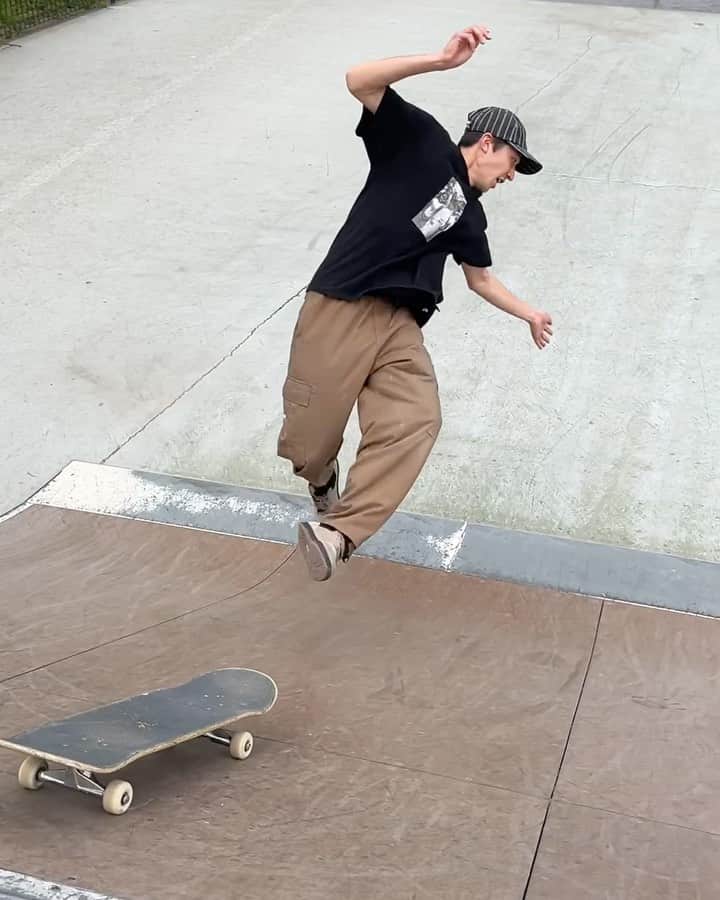 岩澤史文のインスタグラム：「坂道セッション with @ryosagawa Bank session🤝 #skateboard #skater #skateboardingisfun」
