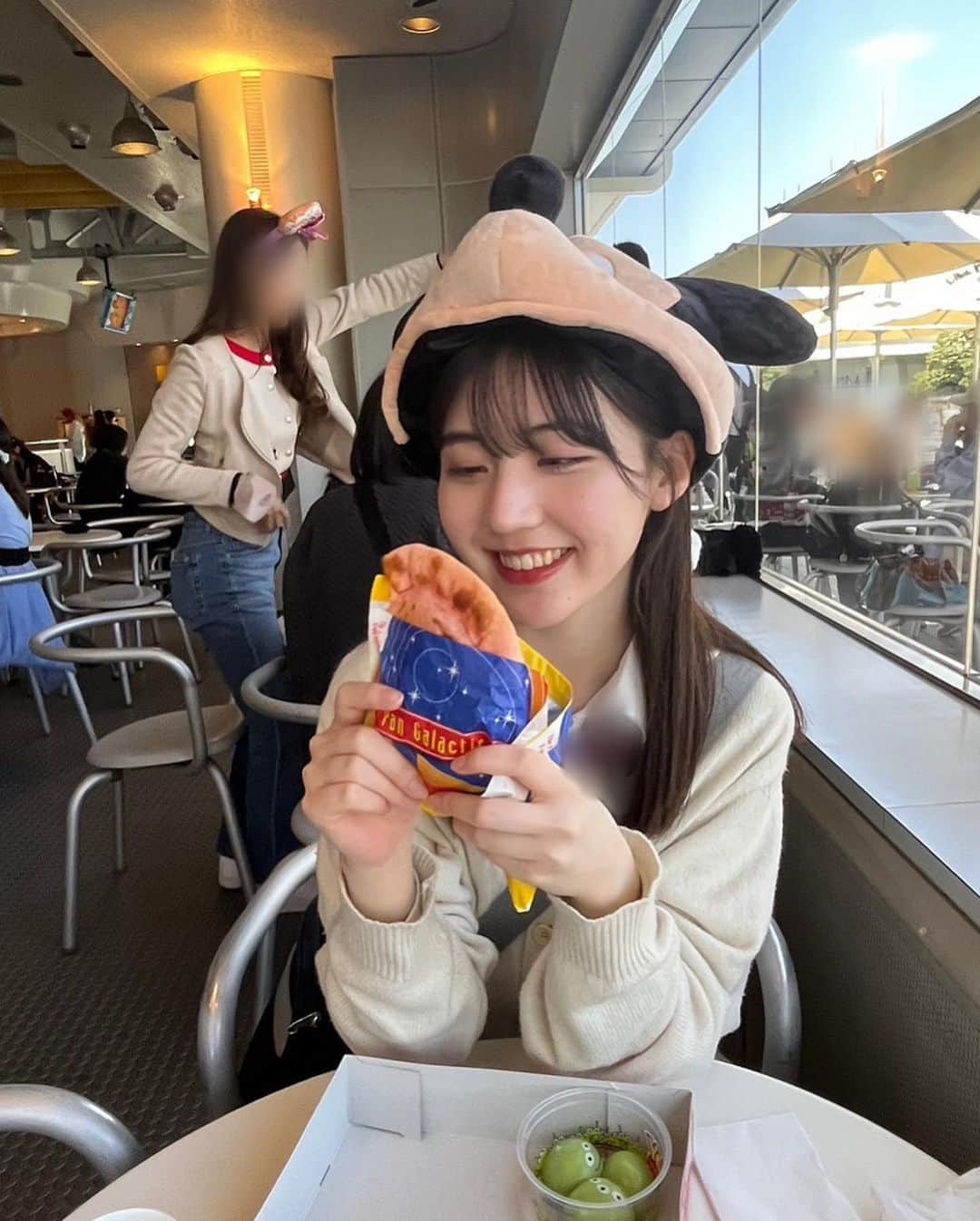 宮本和奏さんのインスタグラム写真 - (宮本和奏Instagram)「食す！！ (写真なので1口小さくしてみた)  ディズニーは沢山歩くから、沢山食べても許されるって勝手に思っています笑 ・ #宮本和奏#ディズニー#sjk」4月18日 19時11分 - lespros_wakana5