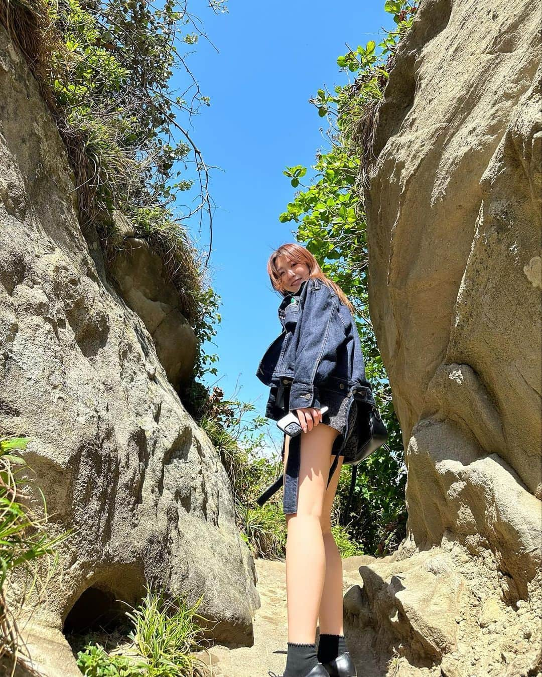 新矢皐月のインスタグラム：「最高の天気☀️  館山の海はすんごい綺麗だった☺️  お仕事のリゾート事業は 南房総で貸別荘をしているので たくさん南房総には足を運んでいましたが  オフに館山に来てみたら めちゃくちゃ絶景で最高だったー！💗  海が透き通っていてきれいすぎる！！  さらに天気も良かったので すんごい気持ちがスッキリしました☺️  みなさんはどこの海がおすすめ？？  #館山 #沖ノ島 #千葉県  #海 #館山市 #千葉観光 #館山観光 #南房総 #japanphoto #japantravel #千葉旅行 #japanesegirl」