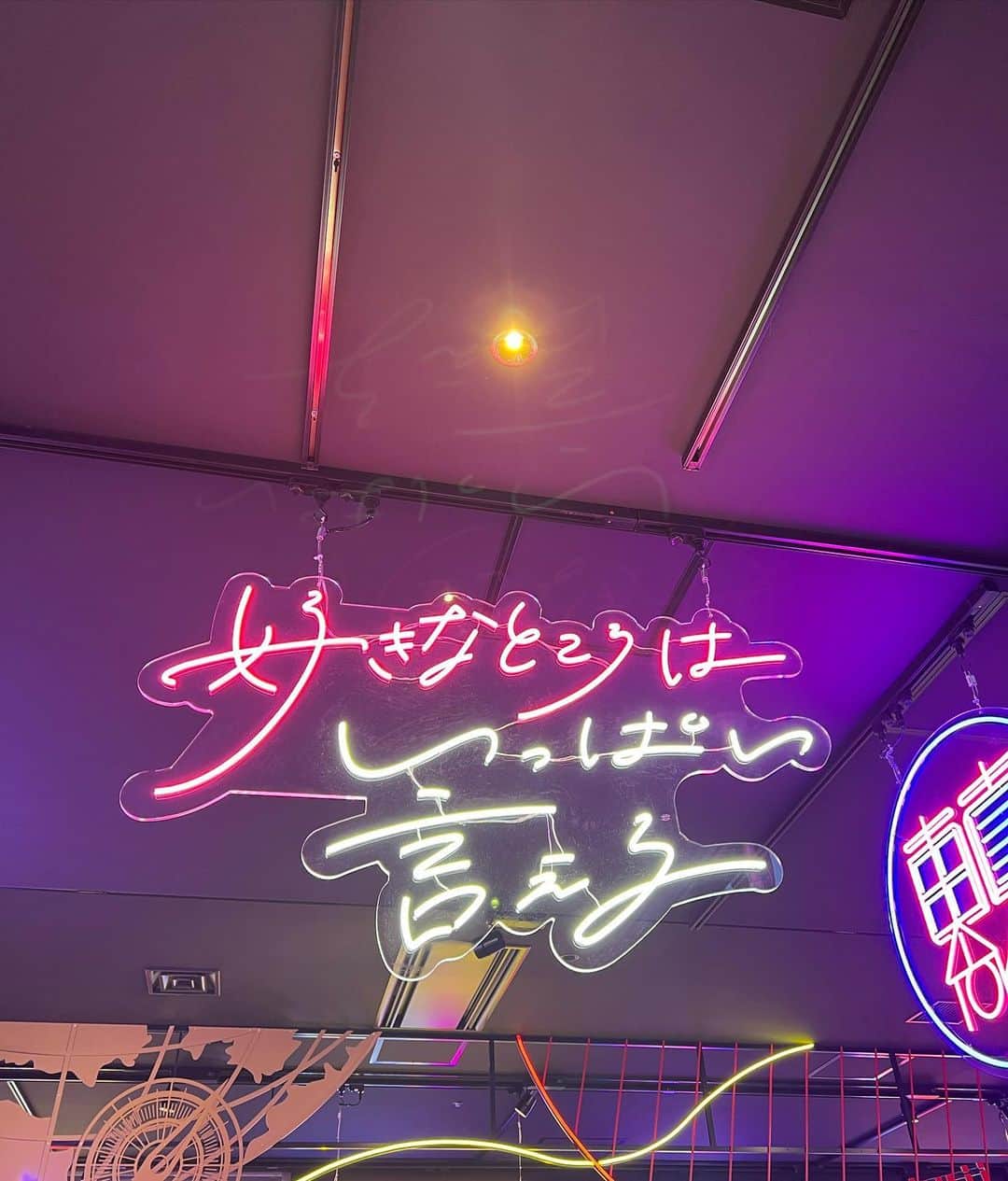 新山千春さんのインスタグラム写真 - (新山千春Instagram)「好きなものがたくさんあった 楽しいロケでした♪  明日も明後日もその次の日も 楽しみな仕事が色々と続きまーす🫶🏽  この間、最近できた#歌舞伎町タワー  に行ってきました！  日本に遊びにきた海外の方も 確実に喜ぶ新スポットな気がする！  #japan #japantravel  #japanfood  #kabukichotower #新山千春 #denim #デニムコーデ」4月18日 19時17分 - chiharuuu_0114