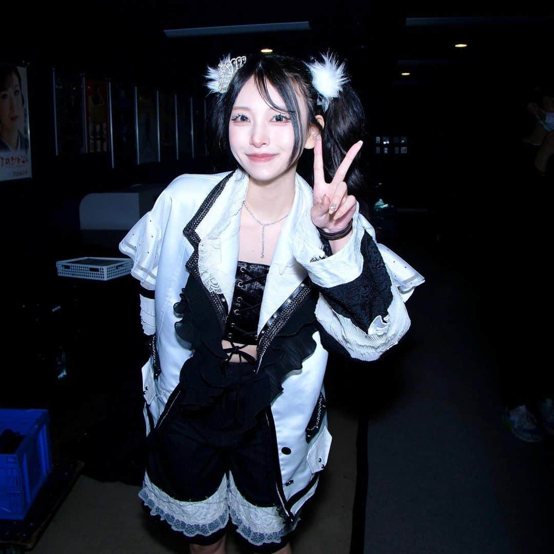 84435のインスタグラム：「3周年ライブありがとうございました とても楽しかった、みんな素敵ね 珍しく笑ってる」