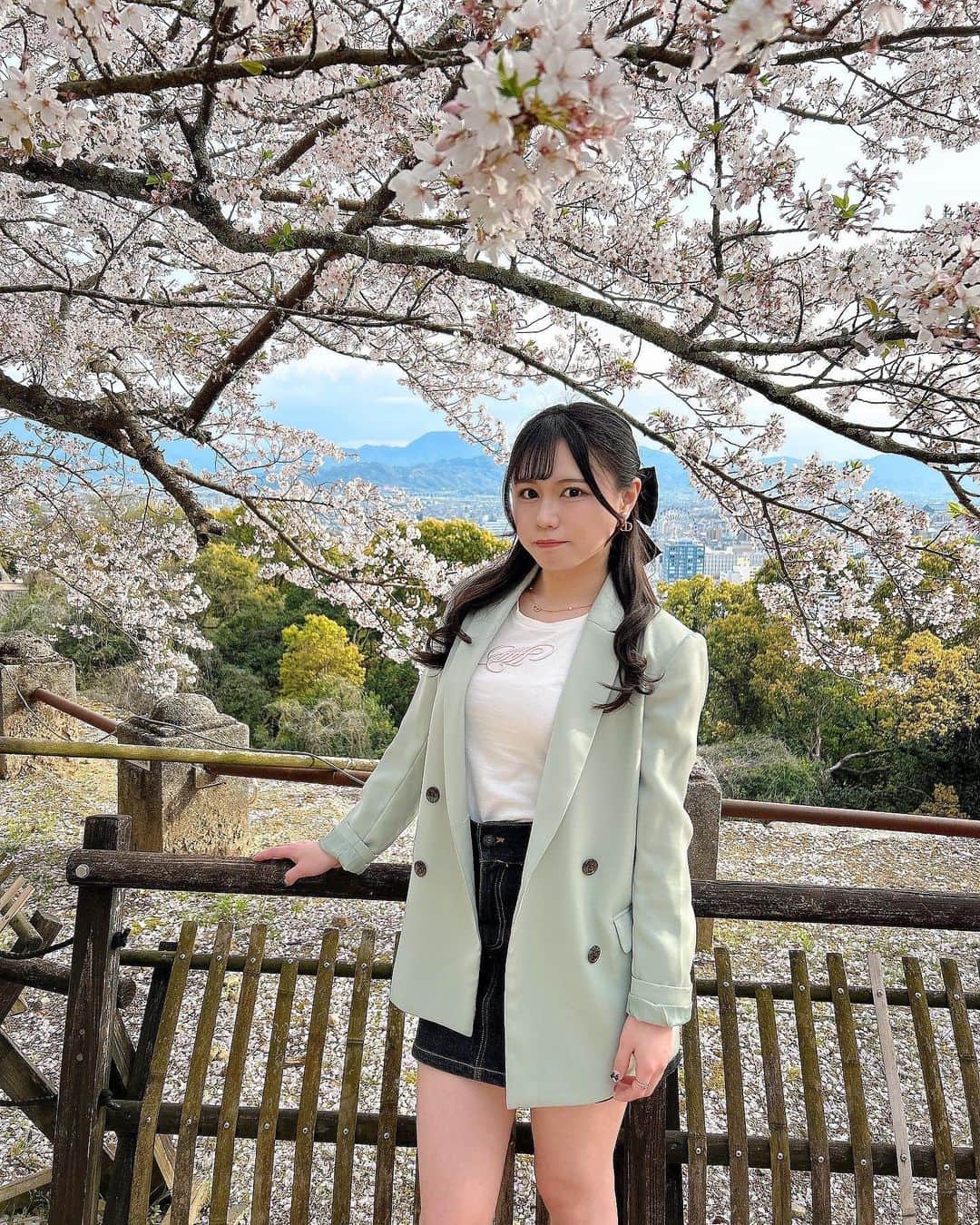 のインスタグラム：「🌸🌸🌸  桜が満開の時の写真𓂃🌸𓈒𓏸  すぐ載せようとしたけどこの時期にセレッソに負けて悔しかったので桜の投稿できなかった😡笑  お花の中で1番桜が好き(*´ω｀*) 何年経っても、毎年見ても桜が咲くと幸せな気分になるよね(*˘︶˘*).｡.:*♡  今年はもう終わってしまいましたが、また来年·͜· ♡  楽しみにしてる𓂃🌸𓈒𓏸  (まずは、セレッソ、夏男レオ選手にも勝たなければね😤)  #japanesegirl  #japanese  #japan #japaneseculture  #japanesegirls #自撮り #自拍 #いいね返し#followme #followforfollwback #フォローミー #girl  #桜 #cherryblossam #sakura #お花見」