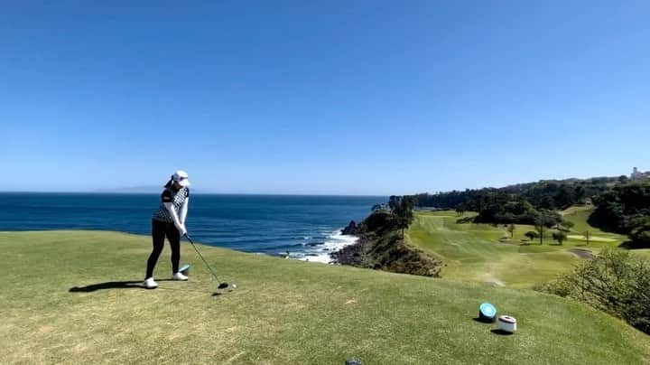 高野あかりのインスタグラム：「. 初の川奈は爆風でした🌊🌪🍃  すっごい流されてるけどダイジョウブ？ って言ってるよ😂  #ゴルフ#女子プロゴルファー#ゴルフ女子#ゴルフスイング#スイング動画#ダンロップ#スリクソン#エフィカス#川奈ホテルゴルフコース富士コース #golf#golfswing#dunlop#srixon#efficace#dspe」