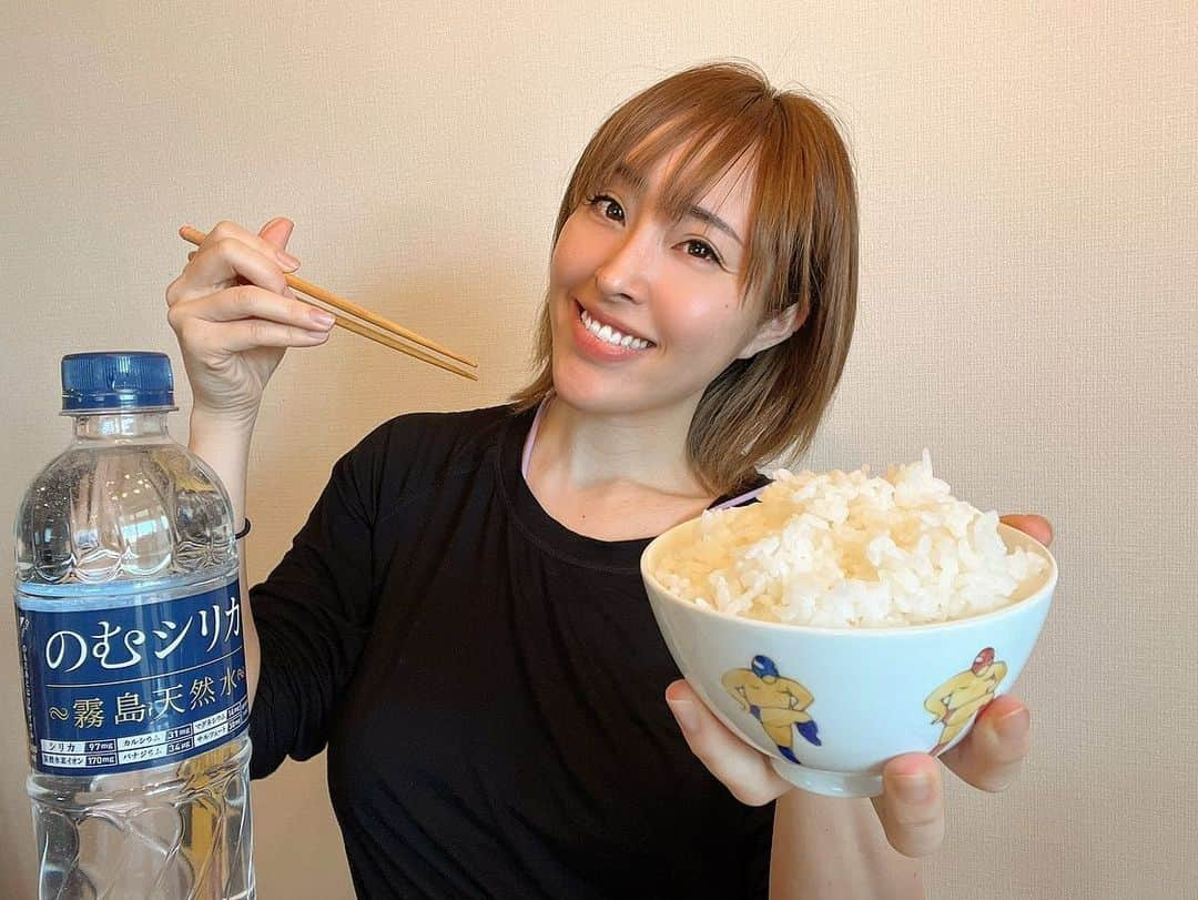 渋谷美穂のインスタグラム：「『映えない母めし🍚』 けーちゃんが生まれてからお昼ご飯は、 パパッと済ませることが多くなりました🤣🍽 夜は由志が帰ってくるので料理をしますが お昼は凝った料理は全くしてないです💁🏼‍♀️💦 ⁡ 私のお昼ご飯の定番は、 ノンフライヤーで油を落として揚げた 鶏肉と白米と納豆❗️ほぼ毎日これです😂 #これが映えない母めし ⁡ そんな母めしも今回は、お米を炊く時に  のむシリカをつかってみました🍚 いつもと同じお米でも 甘味とコクの違いがありました🙄✨ ⁡ 最近水(ミネラル)を学ぶ機会がありましたが 本当に奥が深い…😅💫 シリカ(ケイ素)はミネラルの中の たくさんある成分の中の一種類🧬 主な役割としては 腱やコラーゲン、血管、皮膚、髪、 爪を丈夫にする役割があるんだとか🫡 ⁡ とはいえ、何事もバランスが大切🌱 お水は毎日飲むものなので、 成分にこだわるって大切かもしれないですね😊✨ ⁡ ⁡ #安定のすっぴん #映えない母めし ⁡ ⁡ #トレーニング#フィットネス#筋トレ#産後 #産後トレーニング#育児#fitness#のむシリカ #シリカ #シリカ水 #supported」