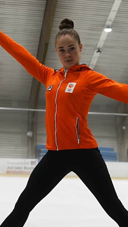エイトォーラ・トールズドッティルのインスタグラム：「Vorige week was ik samen met @lindsayvanzundert te zien in de sportswap van TeamNL ⛸️🤸🏼‍♀️ En wat heeft dat toch enige beelden opgeleverd😂 ~ Heb je dit nou gemist?  Check dan de link in mijn bio🧡」
