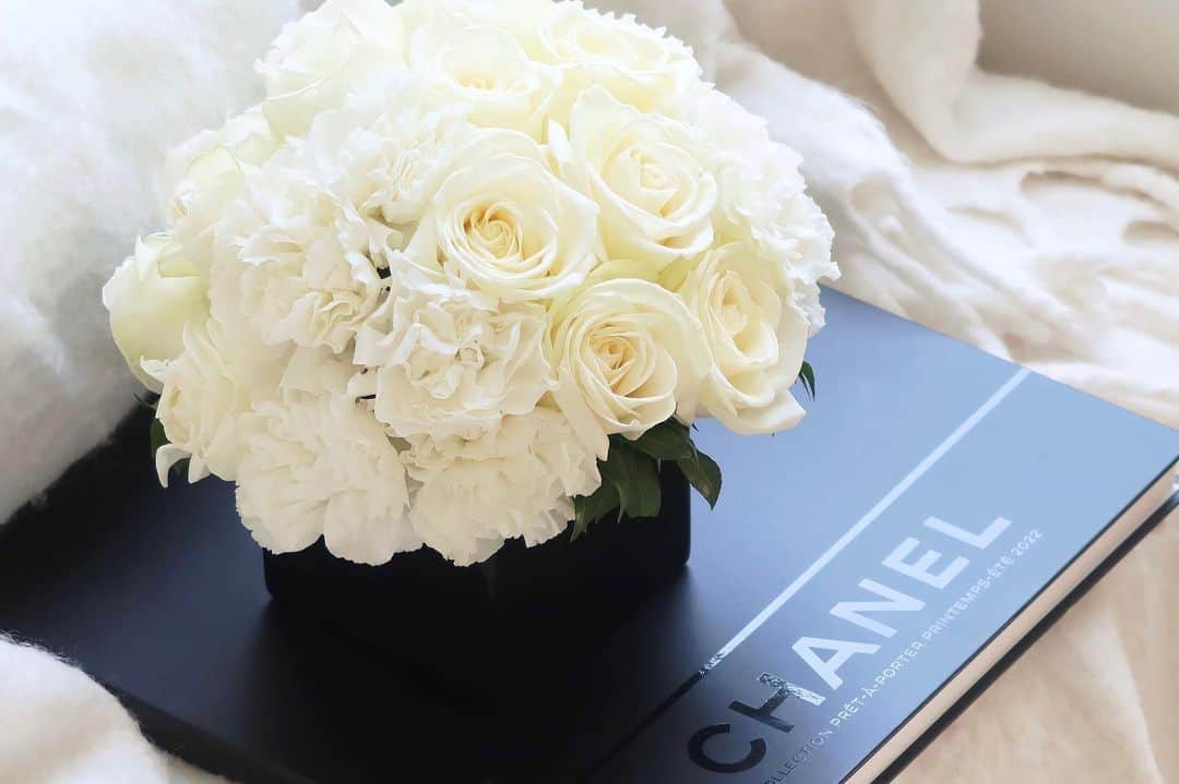 あいりんのインスタグラム：「Birthdayにステキなお花が届きました❤︎❤︎❤︎ @chanelofficial   お花はやっぱり嬉しいです🪽🩶」