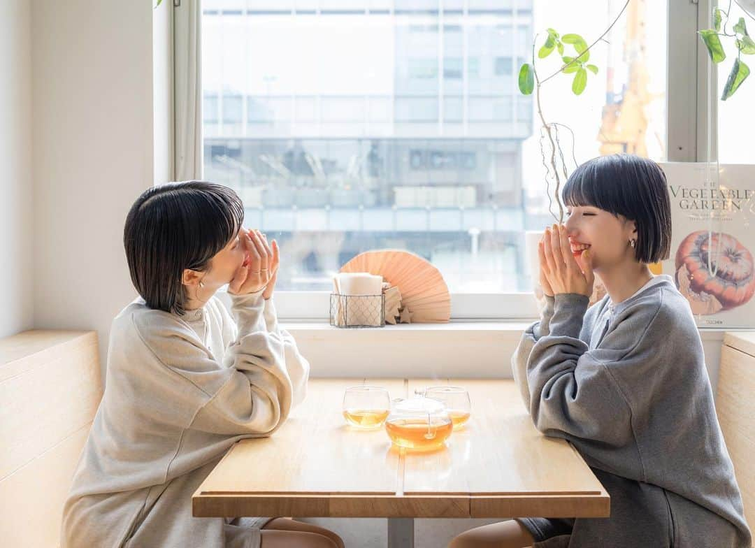 日本アロマ環境協会(AEAJ)さんのインスタグラム写真 - (日本アロマ環境協会(AEAJ)Instagram)「ナチュラルビューティスタイリストたちの、スタイルのある生き方を束ねたWebジャーナル『sense of LIFE』。  ツインズユニット（えまえり）として活動するモデル 谷奥 えまさん @ematanioku のインタビューを公開しました。  植物やアロマの力で内側からの美しさを引き出したいという願いを込めてスキンケアブランドを立ち上げた谷奥さん。  日頃から、身体の内側を整えることを大切にナチュラルなライフスタイルを意識しているそうです。 ほかにも自分の軸を保つための習慣や、インナービューティーについてなどたくさんのお話しを伺いました。  ※ストーリーズハイライト「sense of LIFE」よりご覧いただけます。 @aromakankyo_aeaj https://www.aromakankyo.or.jp/senseoflife/interview/file019  #senseoflife #アロマ #aroma #aeaj #ナチュラルビューティスタイリスト #ナチュラルビューティスタイリスト検定 #植物 #香り #アロマライフ #香りのある生活 #スキンケア #skincare」4月18日 19時32分 - aromakankyo_aeaj