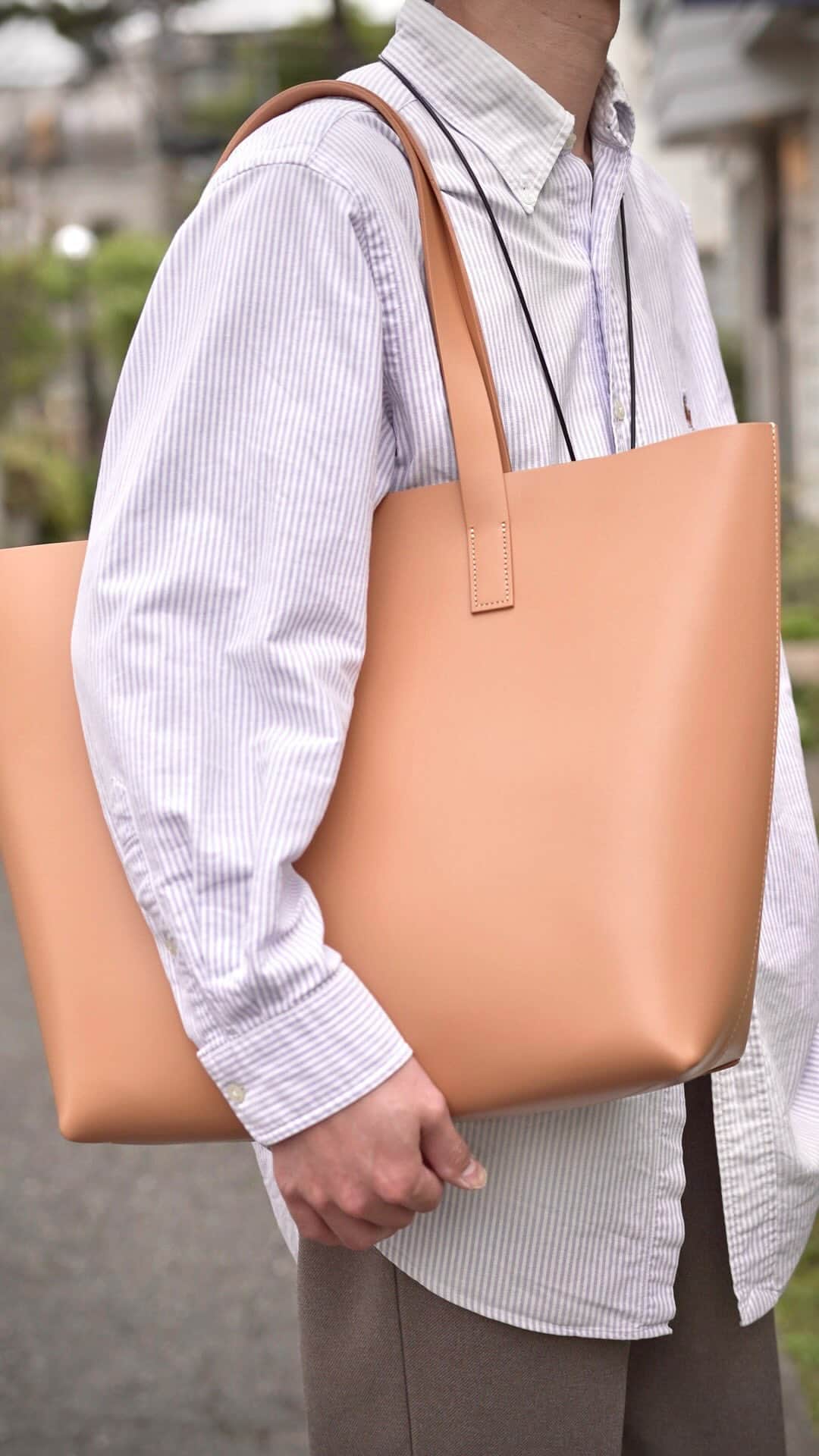 のインスタグラム：「本日はSLOW自由ヶ丘店から  New arrival caster nume - post tailor tote -  をご紹介致します。  @slowauthenticgoodsstore  @slow_jiyuugaoka  #slowandco #slow2008 #slowbag #military #jiyugaoka #kyotobag #osakabag #shinjukubag #militalybag #militalyfashion」