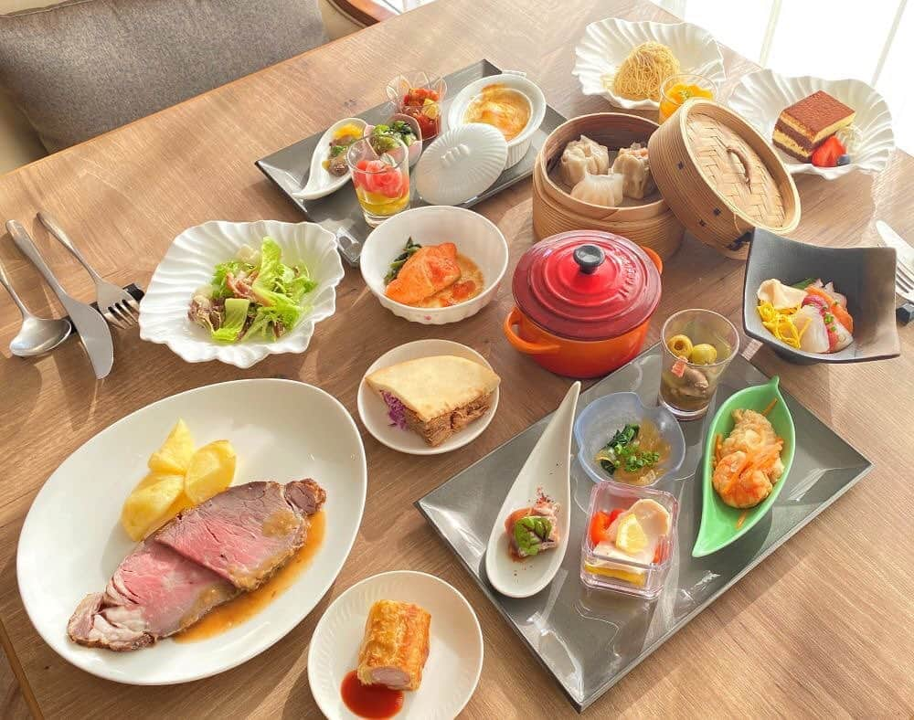 東京プリンスホテルさんのインスタグラム写真 - (東京プリンスホテルInstagram)「ホテルでのんびり過ごしながらお食事をお楽しみいただくステイプラン。  ご夕食は和洋中、数々のメニューをブッフェスタイルで。  シェフが目の前で仕上げるライブキッチンも楽しみながら、心ゆくまでご堪能ください。  詳しくはWebサイトへ  Enjoy both a free breakfast and dinner buffet with our “Seasonal Gourmet Plan” accommodation package!   Get your fill of Japanese, Chinese, and Western cuisines during our delectable dinner service in a bright and atmospheric restaurant with an open kitchen, where a team of talented chefs prepare your dishes before your eager eyes.  See the website for further details.  Share your own images with us by tagging @tokyoprincehotel  —————————————————————  #ブッフェ #ホテルブッフェ #ブッフェダイニングポルト #東京ステイ #東京ホテル #buffet #buffetdining #hotelstay #tokyostay #tokyoprincehotel #princehotels #tokyo #japan #beautifulhotels #tokyohotel #hotellife #stayathotel #shibakoen #staycation #tokyotower #東京プリンスホテル #プリンスホテル #東京タワー #ステイケーション #ホテルステイ」4月18日 19時29分 - tokyoprincehotel