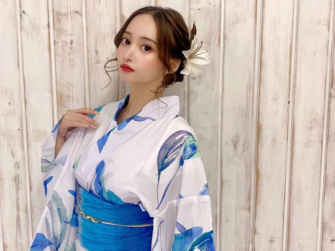 小川青空のインスタグラム：「. 今年初浴衣👘 @andy_fashion_press さんの 撮影にて📸  1着目はさわやかカラーで💠 @dress_sugar   とーってもかわいくておすすめ♡  . #浴衣 #浴衣ヘアアレンジ」
