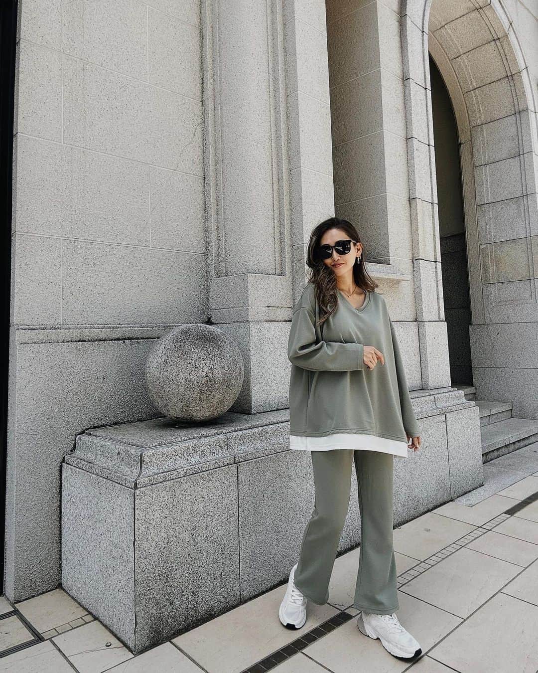 のインスタグラム：「サラサラsummer生地のセットアップ‼︎ 今ストーリーに今日インスタライブで着用したのがあがっております❣️ 是非そちらも見てください❣️ とても軽くストレス無く着れます！ 薄く軽いのでコンパクトにしまえる所もいいです！ 肉眼だとわからないのですが風通しがすごくいい生地を使ってますので長袖ですが真夏でも着れます！ . @esutoreja  .  .  .  .  .  #esutoreja  #fashion #apparel #clothes #newarrivals #code #ootd #springfashion #springcollection #sscollection #ss2023 #春服 #春服コーデ #春ファッション #ジャケットコーデ #スカートコーデ #パンツコーデ#低身長コーデ#155cmコーデ #154cmコーデ #アパレルブランド #ディレクター #ファッションデザイナー #ファッションモデル #海外コーデ #海外ファッションコーデ #海外ガール #海外スタイル #海外トレンド」