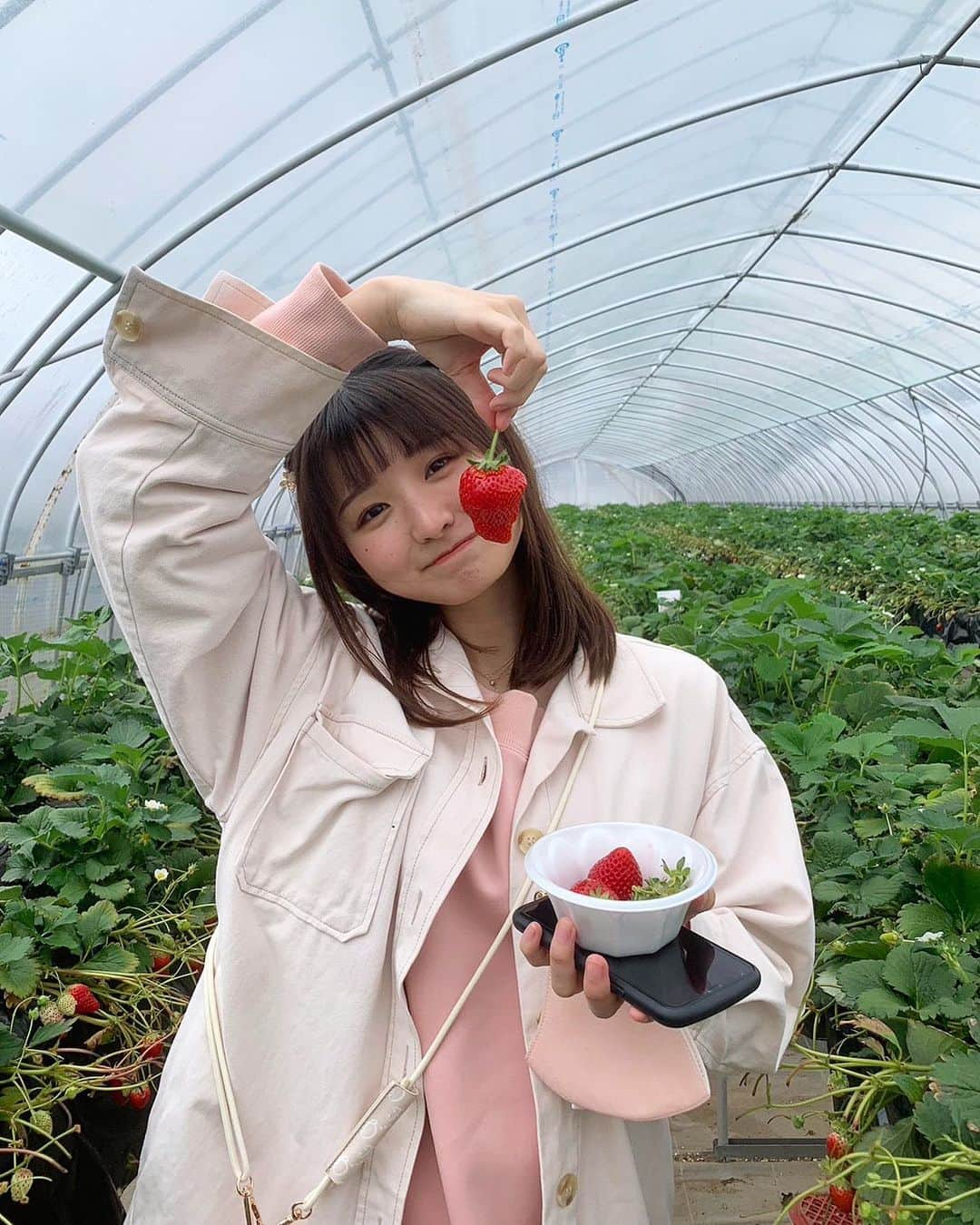 倉沢しえりのインスタグラム：「🍓 いちご狩りの時の！なんか変な顔してる？🧐」