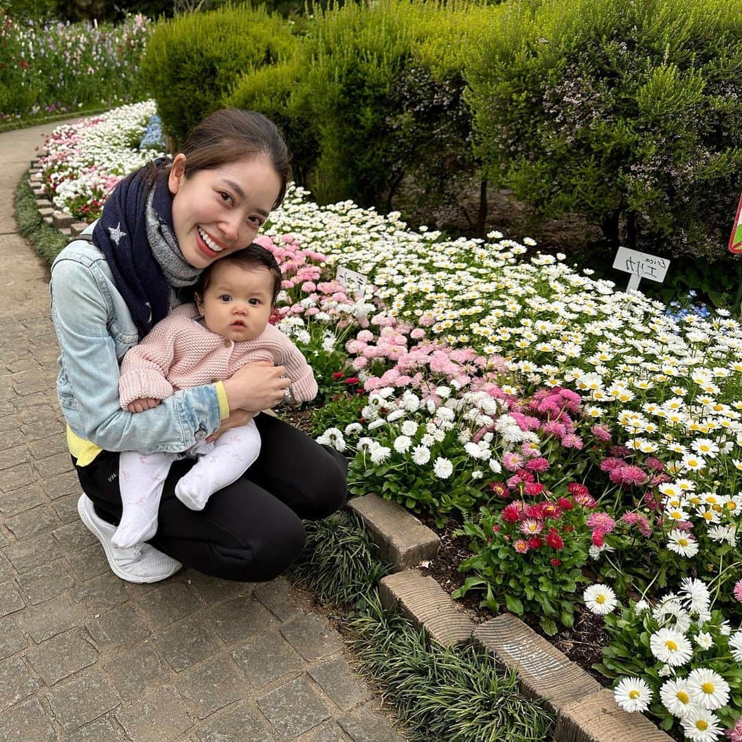 May Pakdee メイ パクディさんのインスタグラム写真 - (May Pakdee メイ パクディInstagram)「We love going to parks 🌳🌈 . . Bel’s 4month and 2weeks now-🥹 More smiles and laughs that melt my heart ❤️ . . . . アナベルと毎日お散歩❤️」4月18日 19時41分 - maypakdee