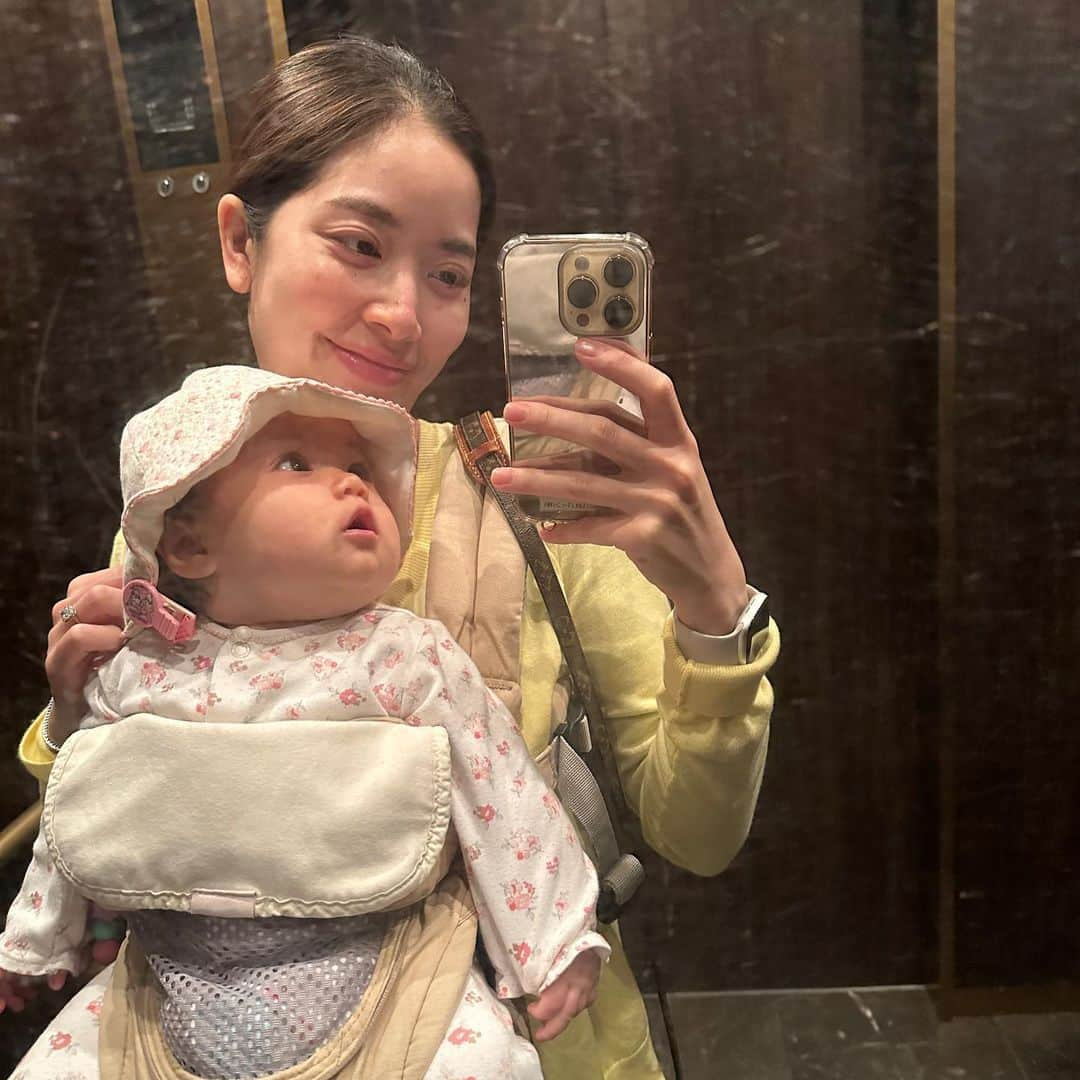 May Pakdee メイ パクディさんのインスタグラム写真 - (May Pakdee メイ パクディInstagram)「We love going to parks 🌳🌈 . . Bel’s 4month and 2weeks now-🥹 More smiles and laughs that melt my heart ❤️ . . . . アナベルと毎日お散歩❤️」4月18日 19時41分 - maypakdee