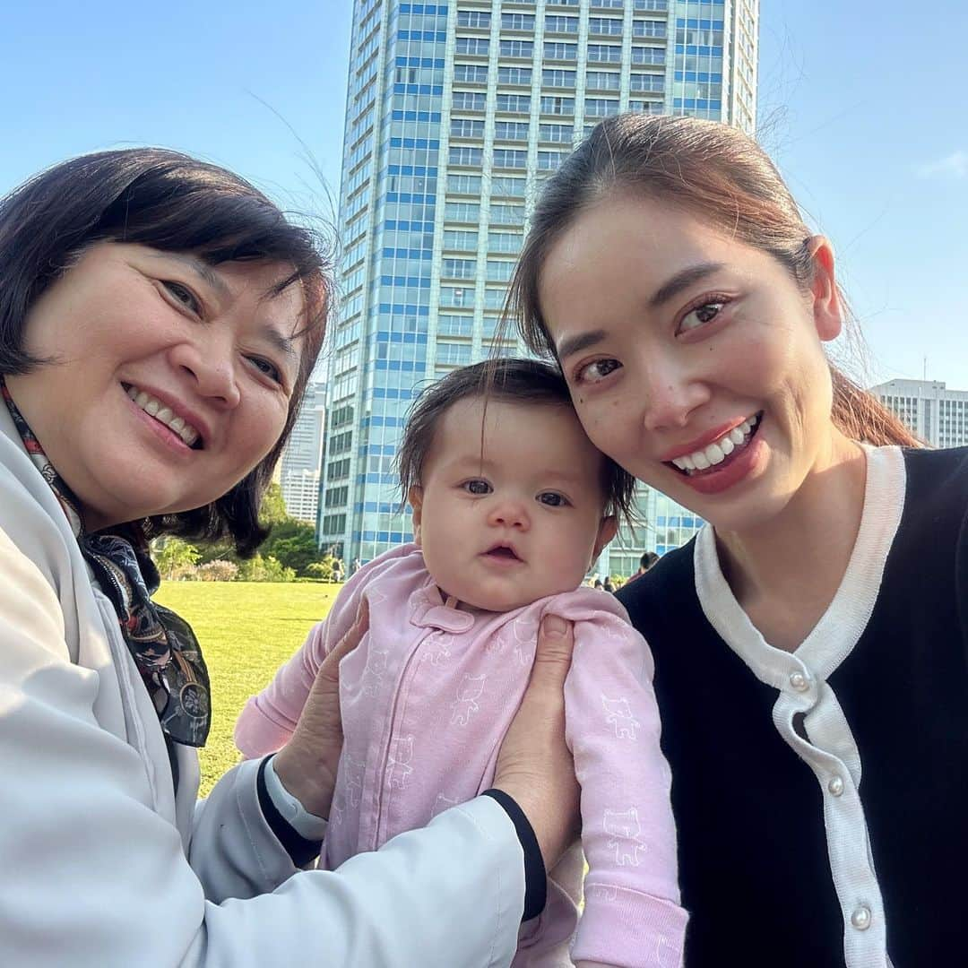 May Pakdee メイ パクディさんのインスタグラム写真 - (May Pakdee メイ パクディInstagram)「We love going to parks 🌳🌈 . . Bel’s 4month and 2weeks now-🥹 More smiles and laughs that melt my heart ❤️ . . . . アナベルと毎日お散歩❤️」4月18日 19時41分 - maypakdee