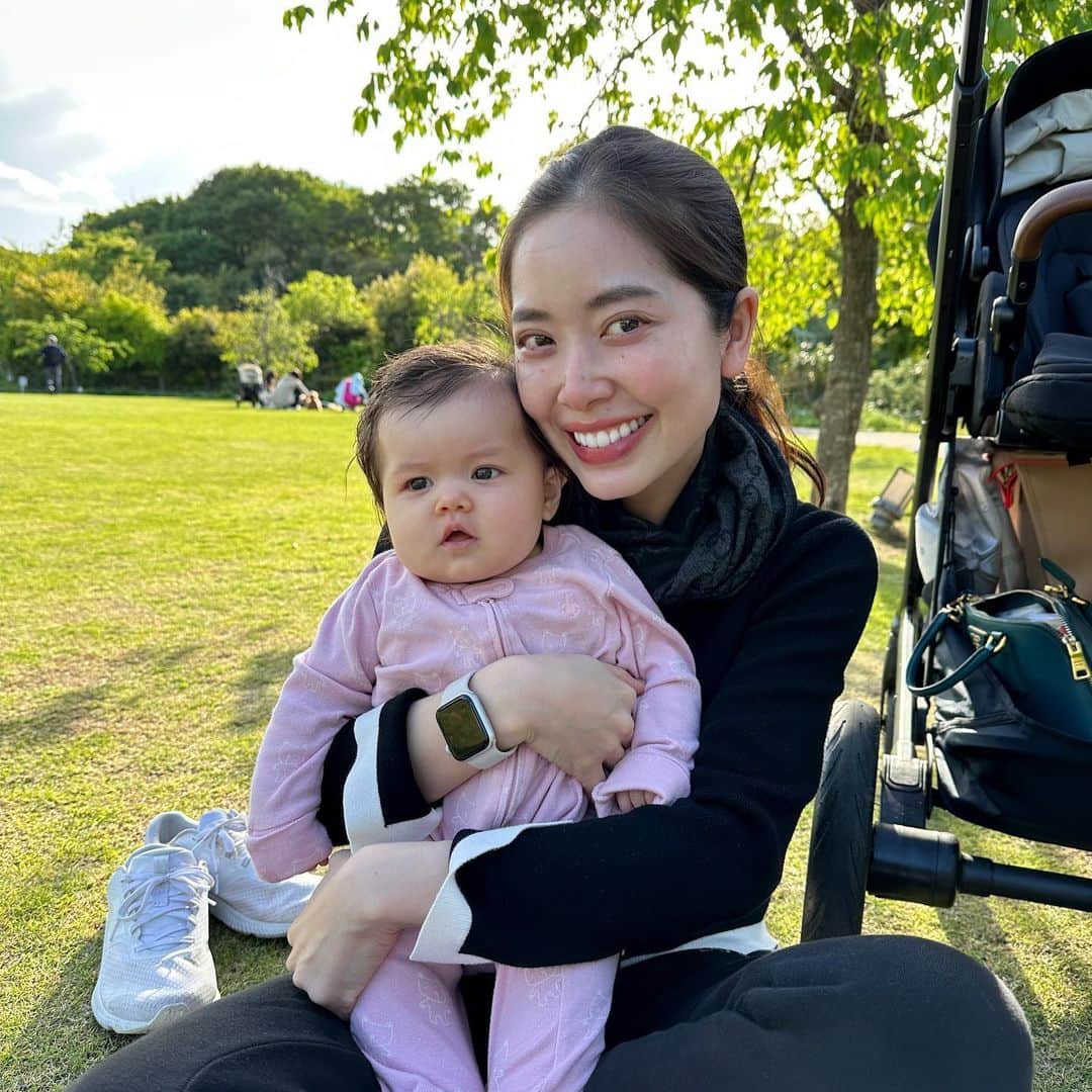 May Pakdee メイ パクディさんのインスタグラム写真 - (May Pakdee メイ パクディInstagram)「We love going to parks 🌳🌈 . . Bel’s 4month and 2weeks now-🥹 More smiles and laughs that melt my heart ❤️ . . . . アナベルと毎日お散歩❤️」4月18日 19時41分 - maypakdee