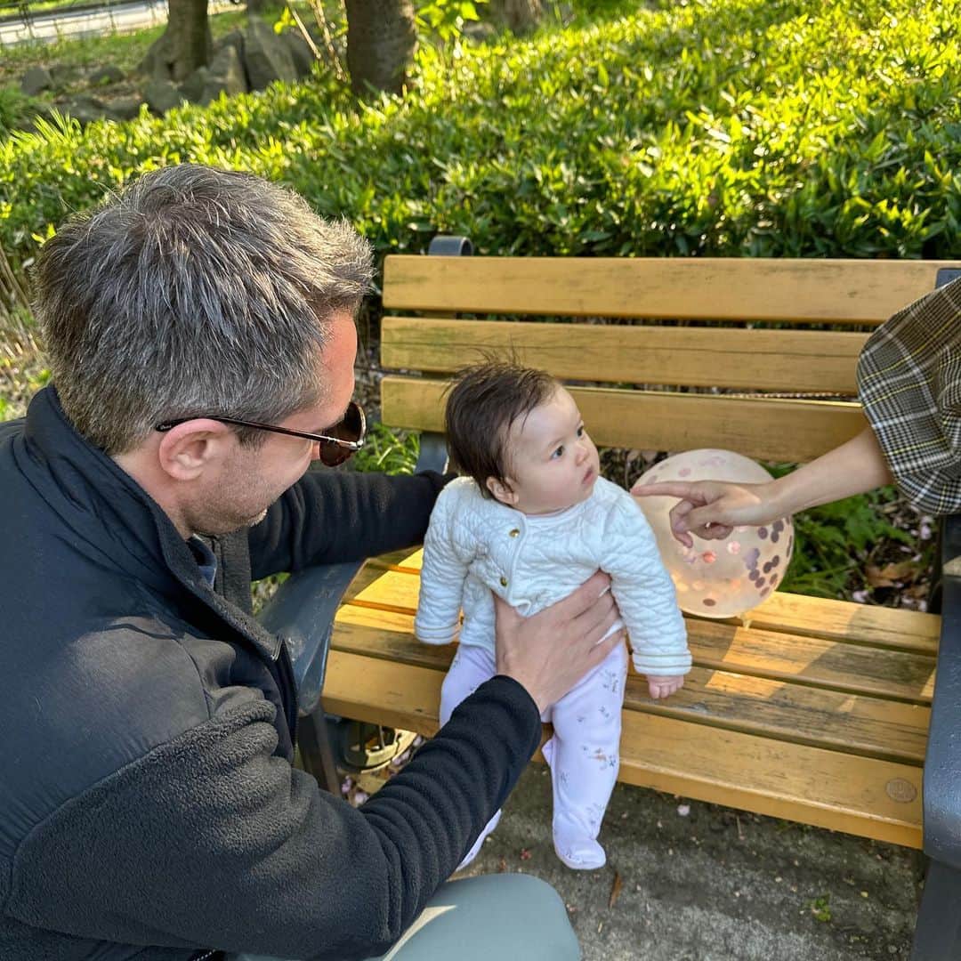 May Pakdee メイ パクディさんのインスタグラム写真 - (May Pakdee メイ パクディInstagram)「We love going to parks 🌳🌈 . . Bel’s 4month and 2weeks now-🥹 More smiles and laughs that melt my heart ❤️ . . . . アナベルと毎日お散歩❤️」4月18日 19時41分 - maypakdee