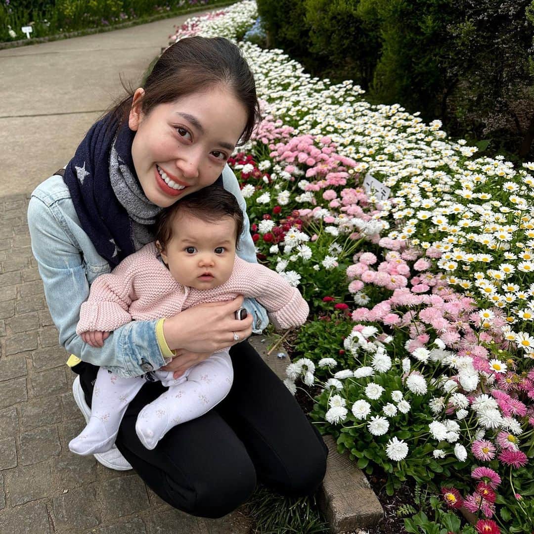 May Pakdee メイ パクディのインスタグラム：「We love going to parks 🌳🌈 . . Bel’s 4month and 2weeks now-🥹 More smiles and laughs that melt my heart ❤️ . . . . アナベルと毎日お散歩❤️」