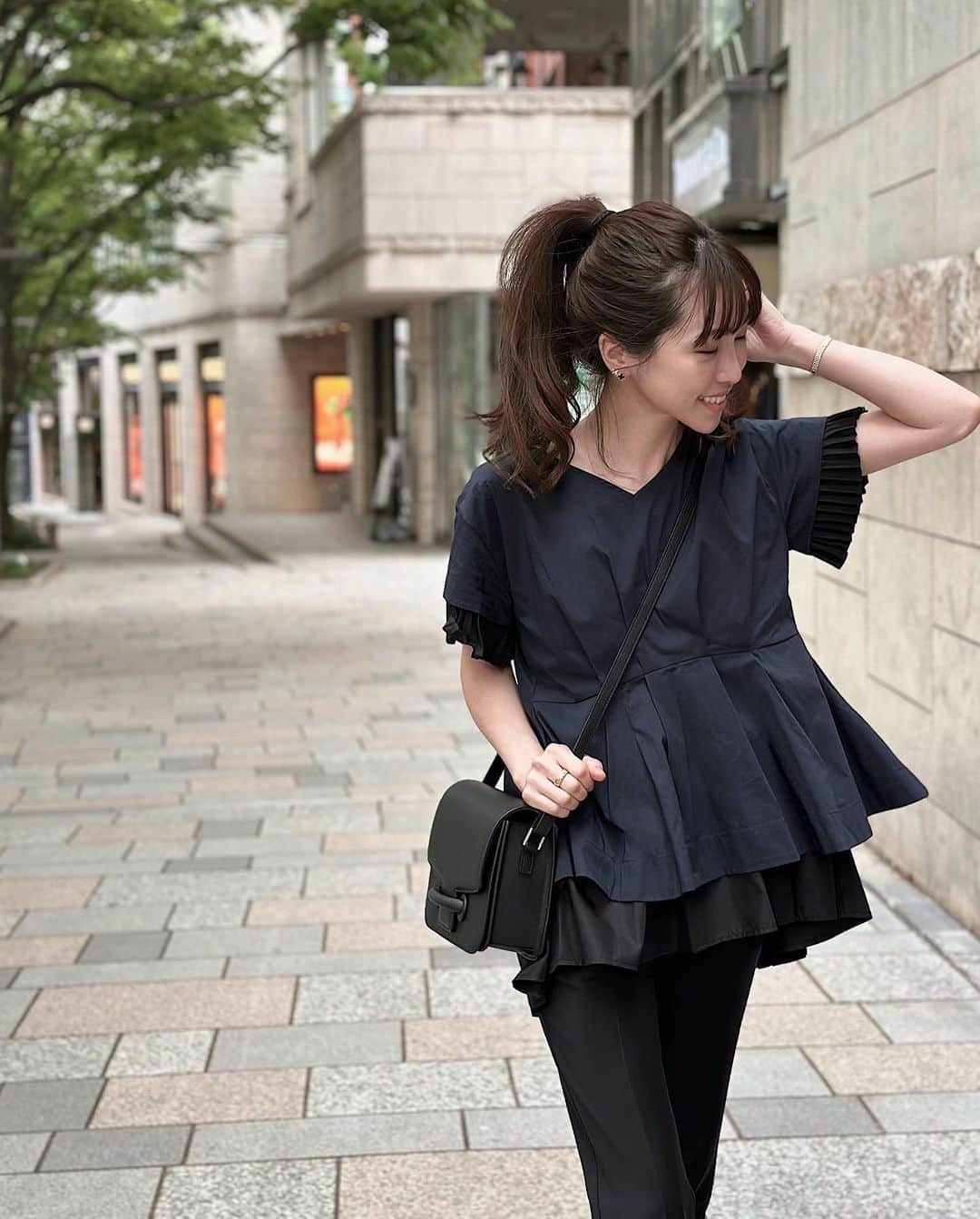 喜田彩子のインスタグラム：「⁡ ⁡ 先程はLiveありがとうございました♡♡ 待ち時間も皆さんと話しているとあっという間！！ ⁡ 切れたことに気づかず話していた時は笑った😂 あ〜楽しかった🫶🏻✨ ⁡ 今日のコーデ。 ⁡ TOPS... @elendeek  PANTS... @stunninglure  BAG... @vasic_japan  ⁡ コートは @unminouofficial でしたよん♡ ⁡ このBACK PLEATS FRILL BLは学校にもお勧め🌿 軽い素材で夏でもすごしやすいし お袖のプリーツは二の腕カバーに◎ ⁡ デニムでカジュアルにも可愛いよぉう🐻💕 ⁡ ⁡  #elendeek #fashion #outfit #ootd #coordinate #패션 #오오티디 #데일리룩 #코디스타그램 #악세사리 #오늘뭐입지 #좋아요 #156センチコーデ #sサイズコーデ #春コーデ #シンプルコーデ #ファッション #コーディネート #コーデ」